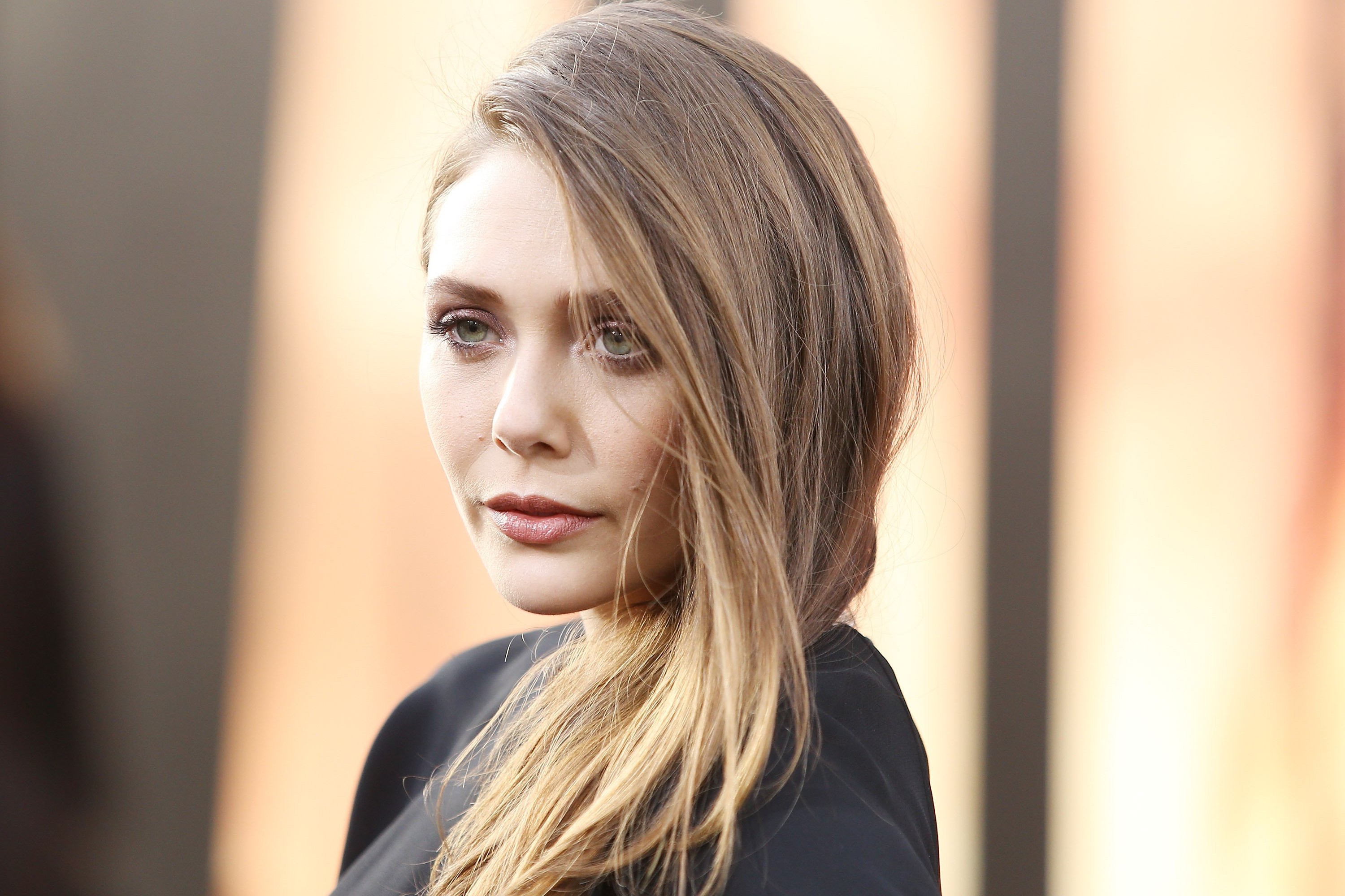 Elizabeth olsen. Элизабет Олсен 2022. Элизабет Олсен 2020. Элизабет Олсен с челкой. Элизабет Олсен в профиль.