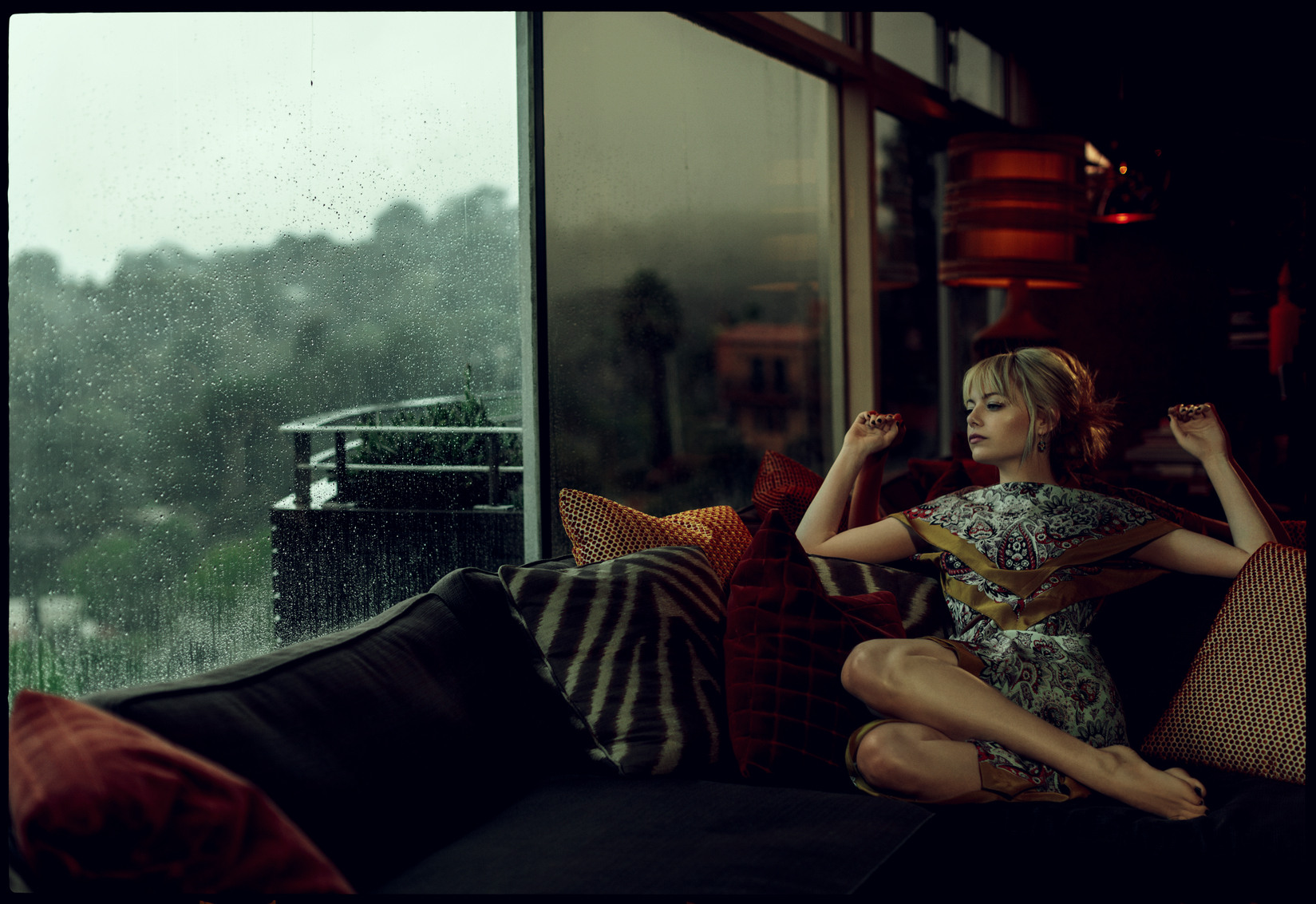 Actress American Blonde Emma Stone Raindrops Reflection Sofa 1649x1133