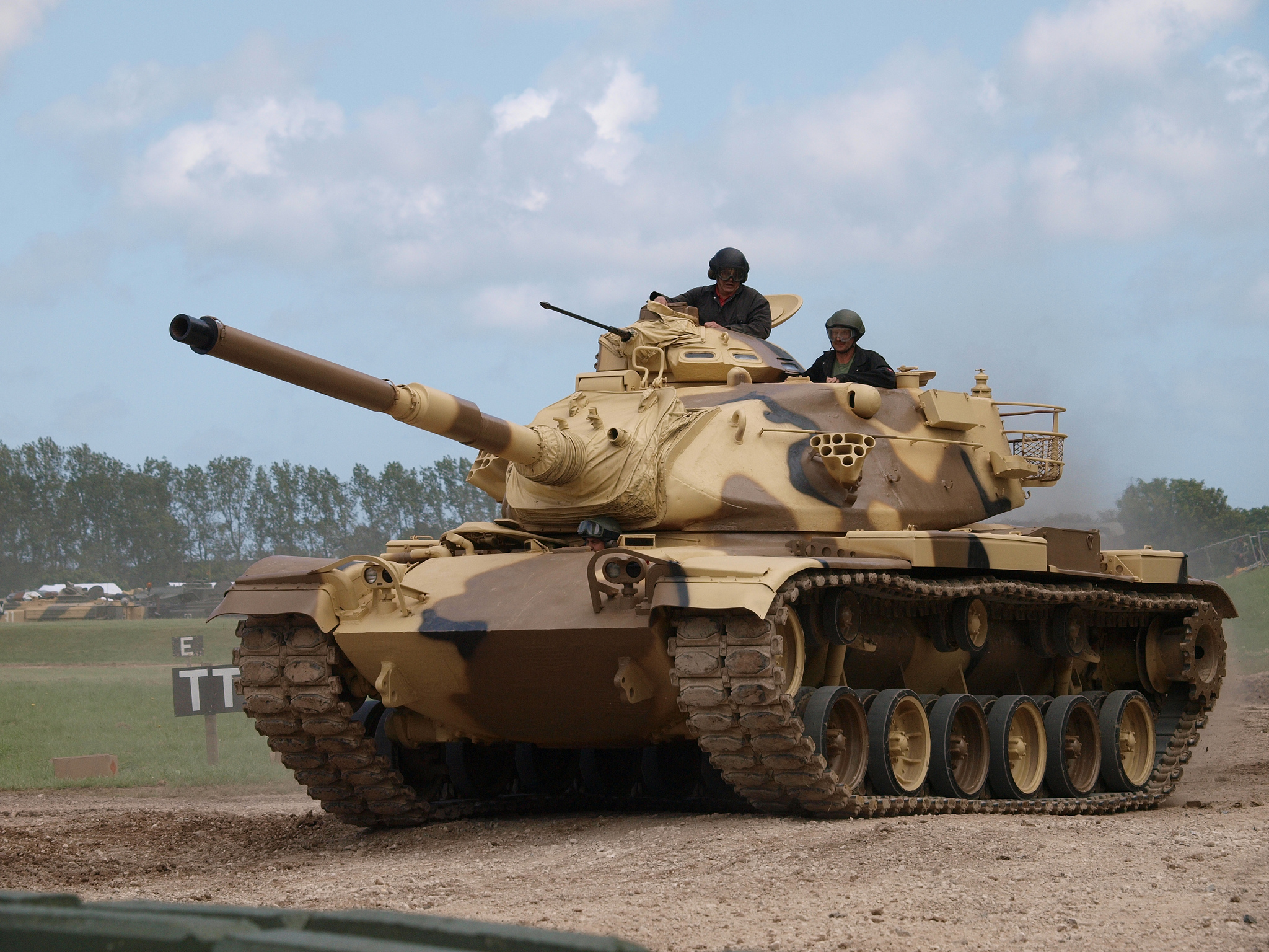 Military Tank 2048x1536