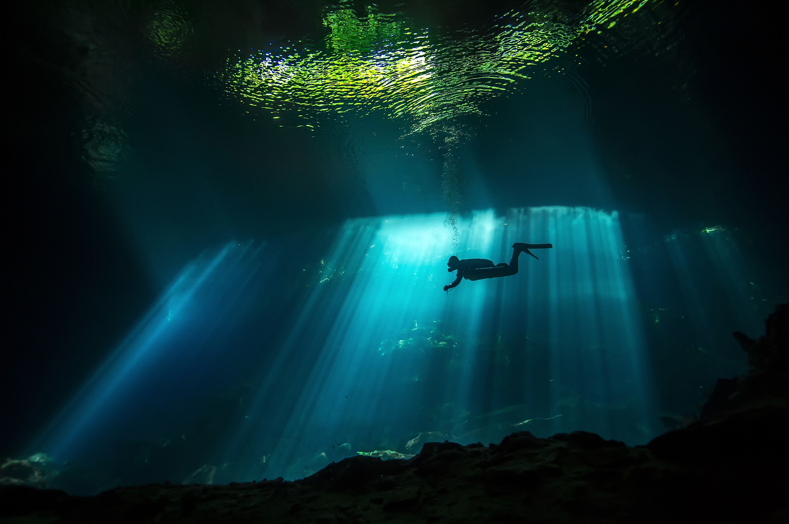 Diver Sunbeam Underwater 2560x1700