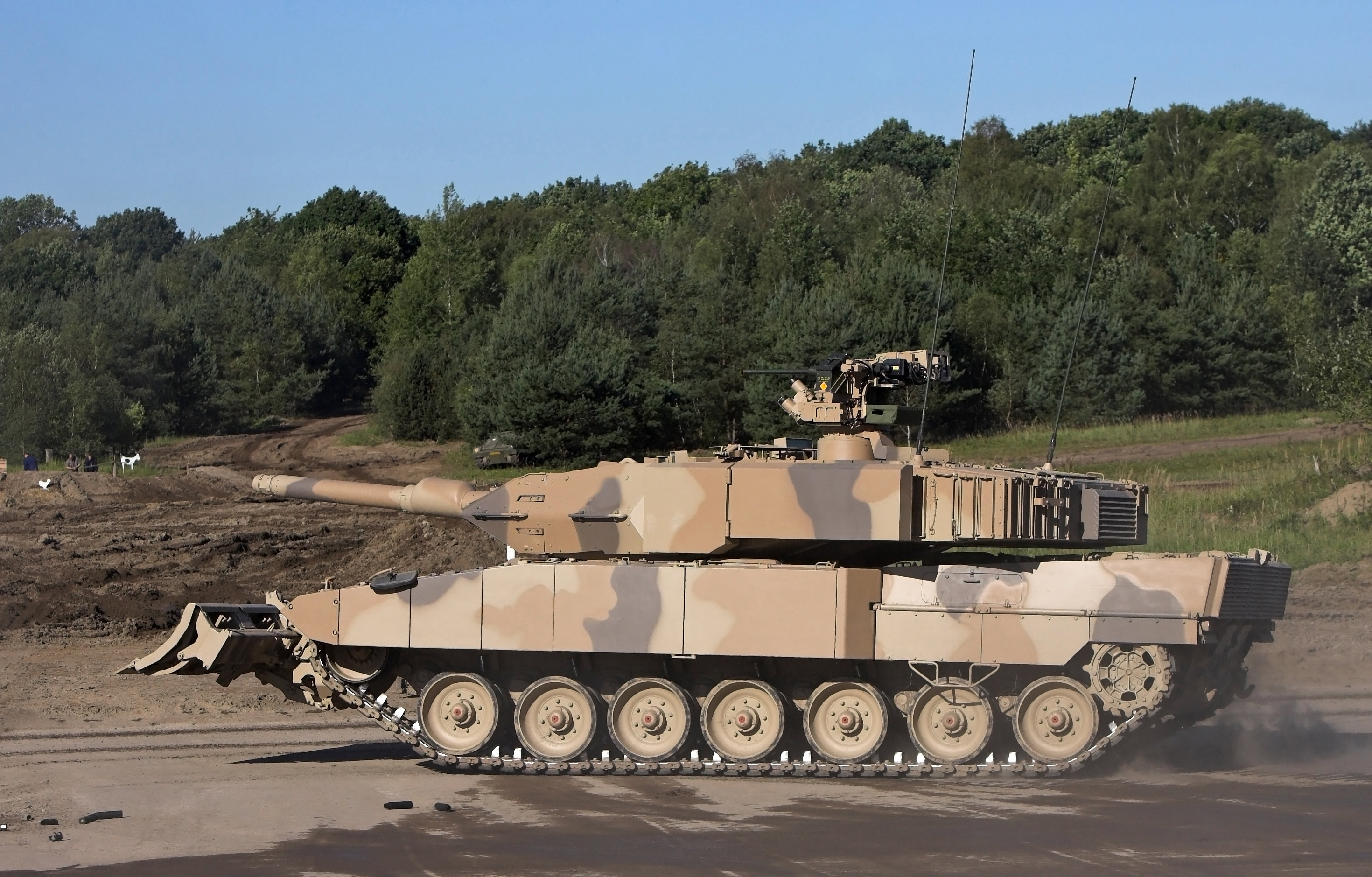 Military Leopard 2 2940x1879