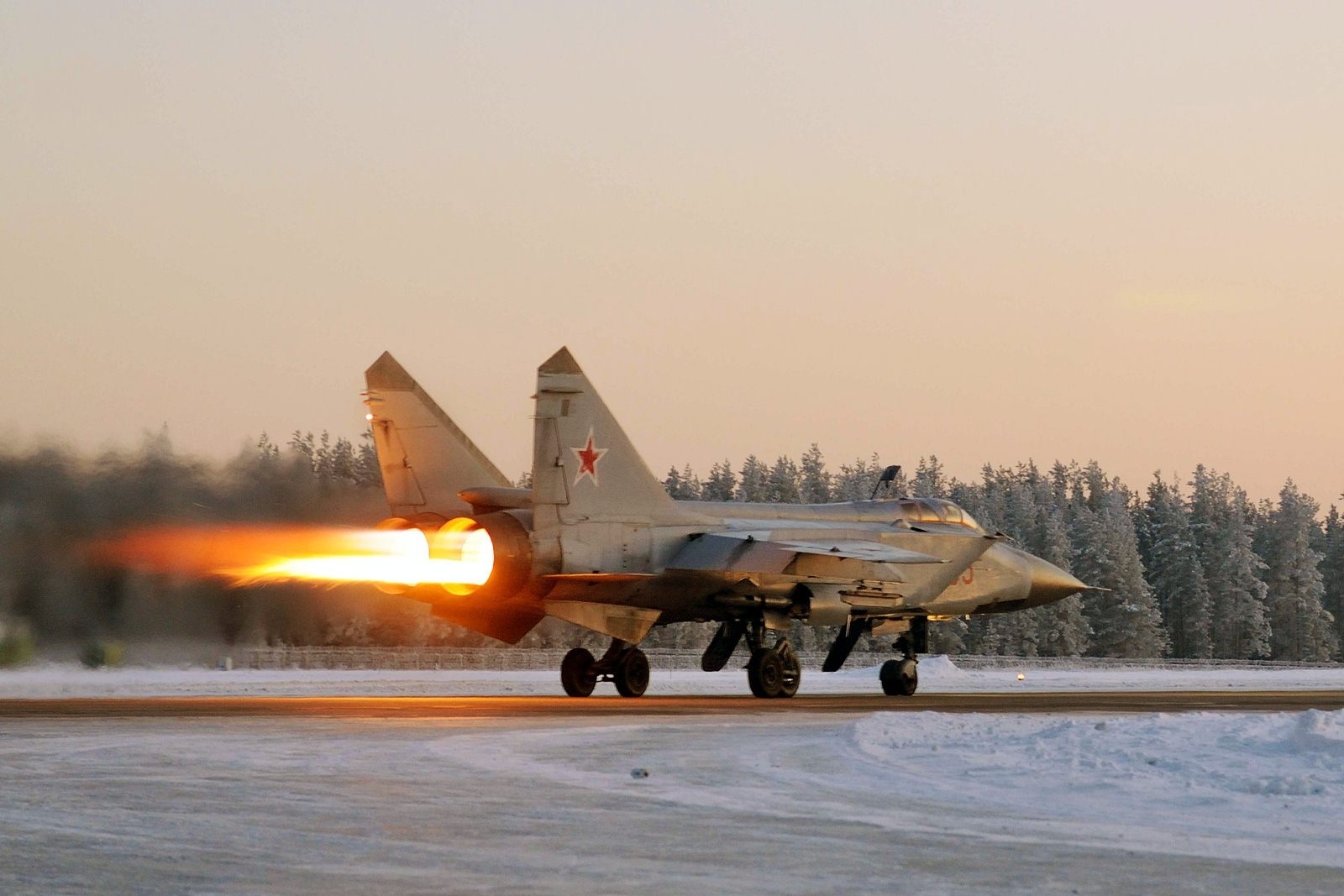 Military Mikoyan MiG 31 1600x1067