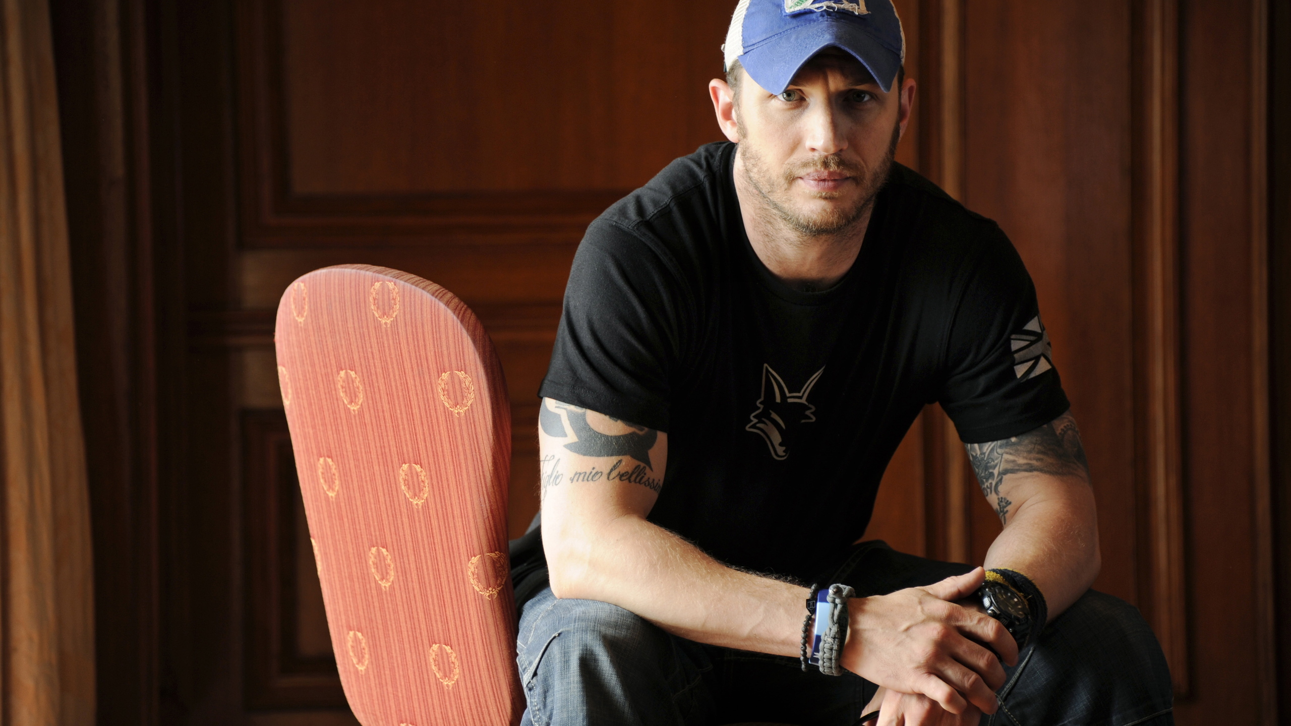 Tom Hardy Celebrity Tattoo Black T Shirt Indoors Sitting Looking At Viewer 2560x1440