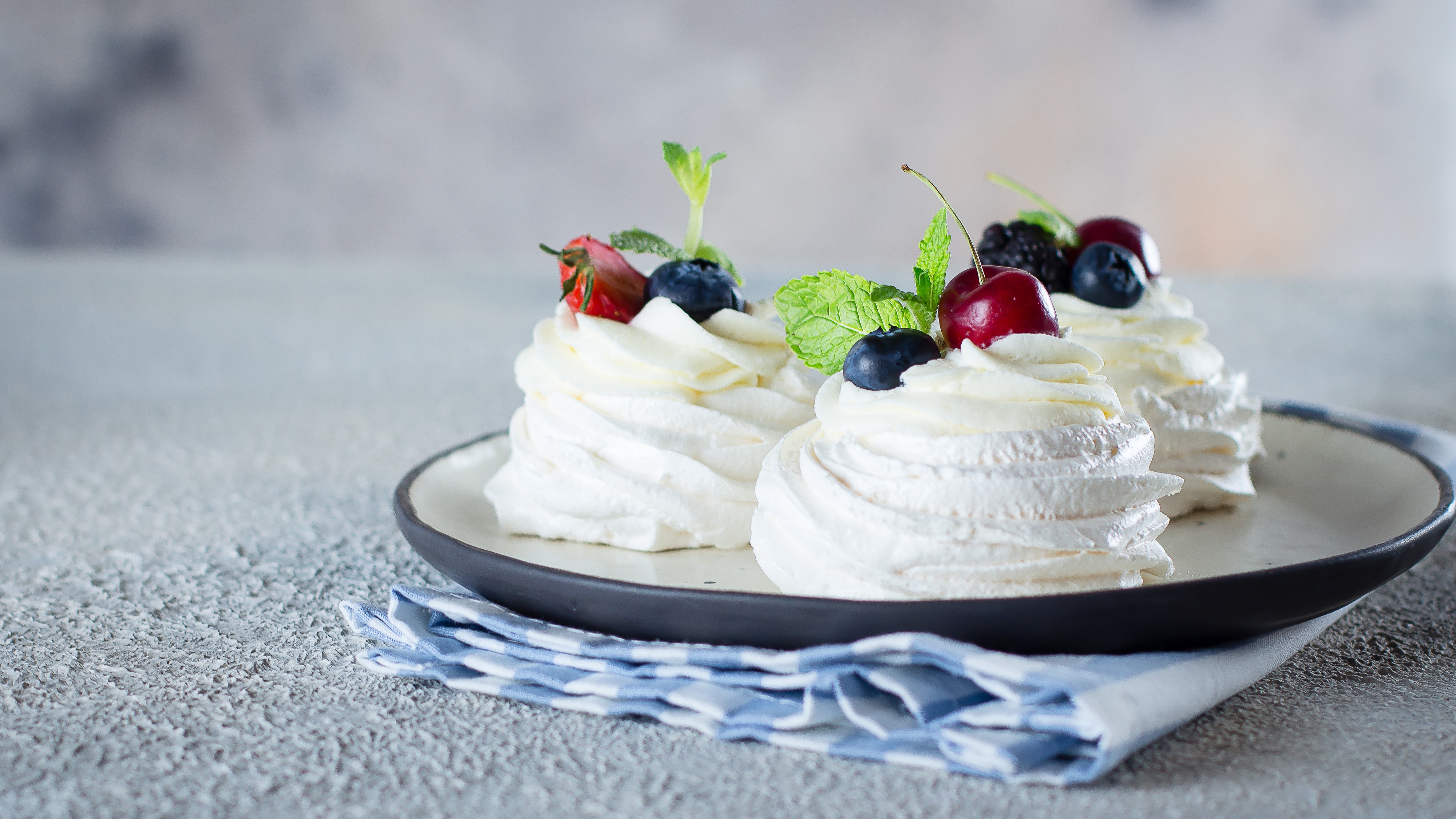 Berry Dessert Meringue 4000x2250