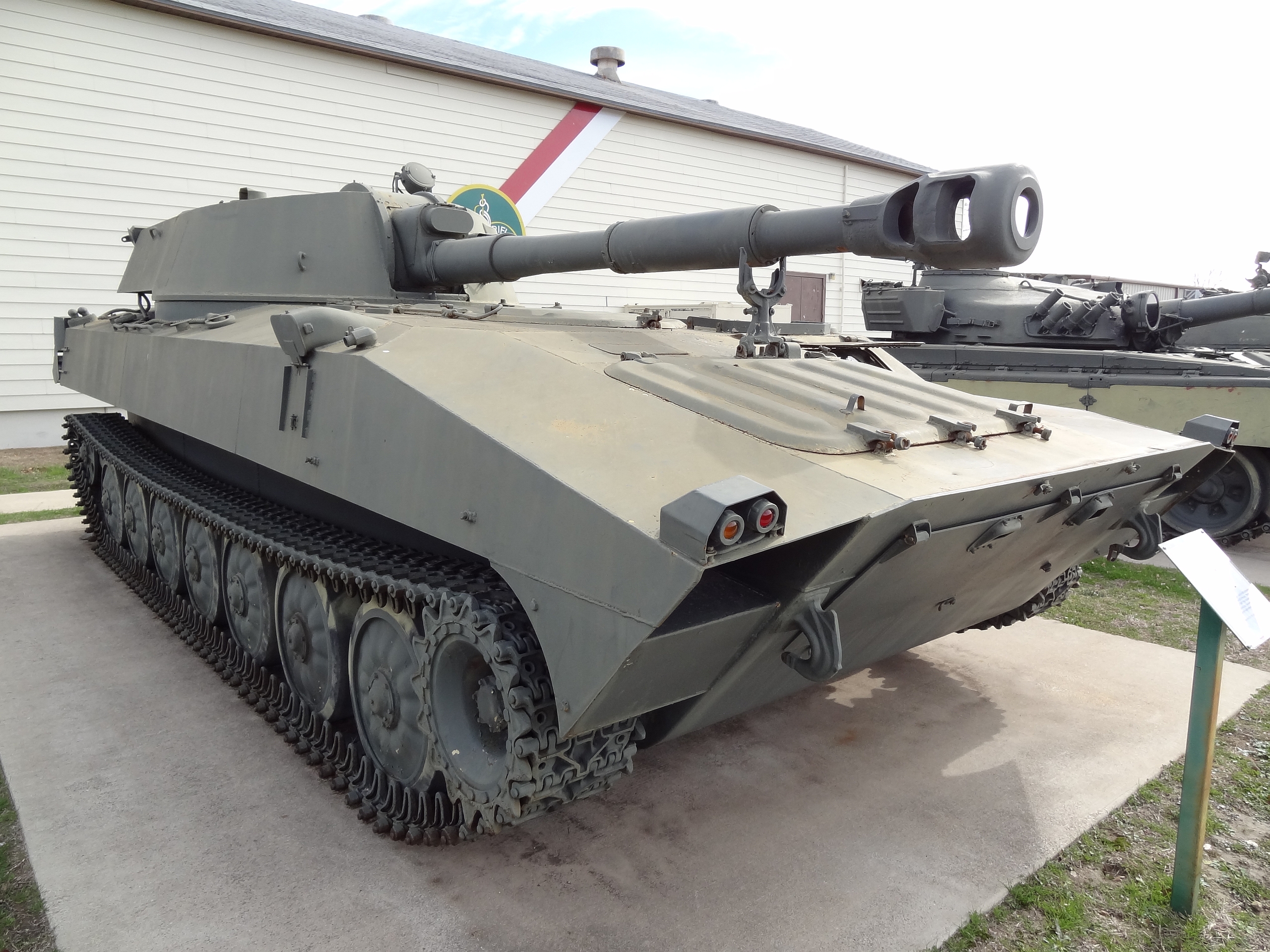 Military Tank 2560x1920