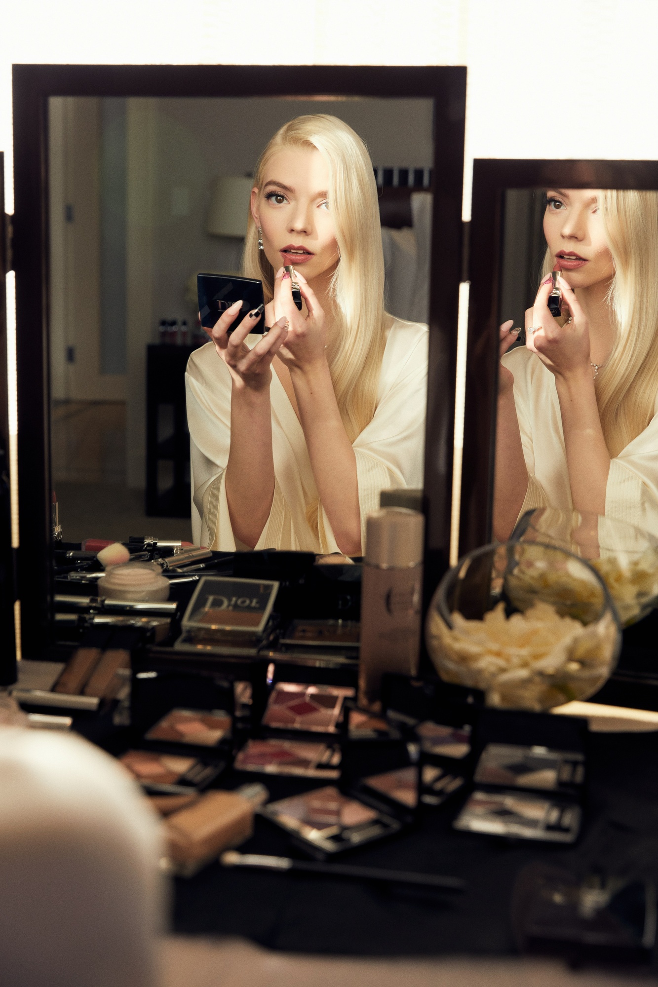Anya Taylor Joy Women Actress Blonde Long Hair Mirror Reflection Makeup Dior 1333x2000