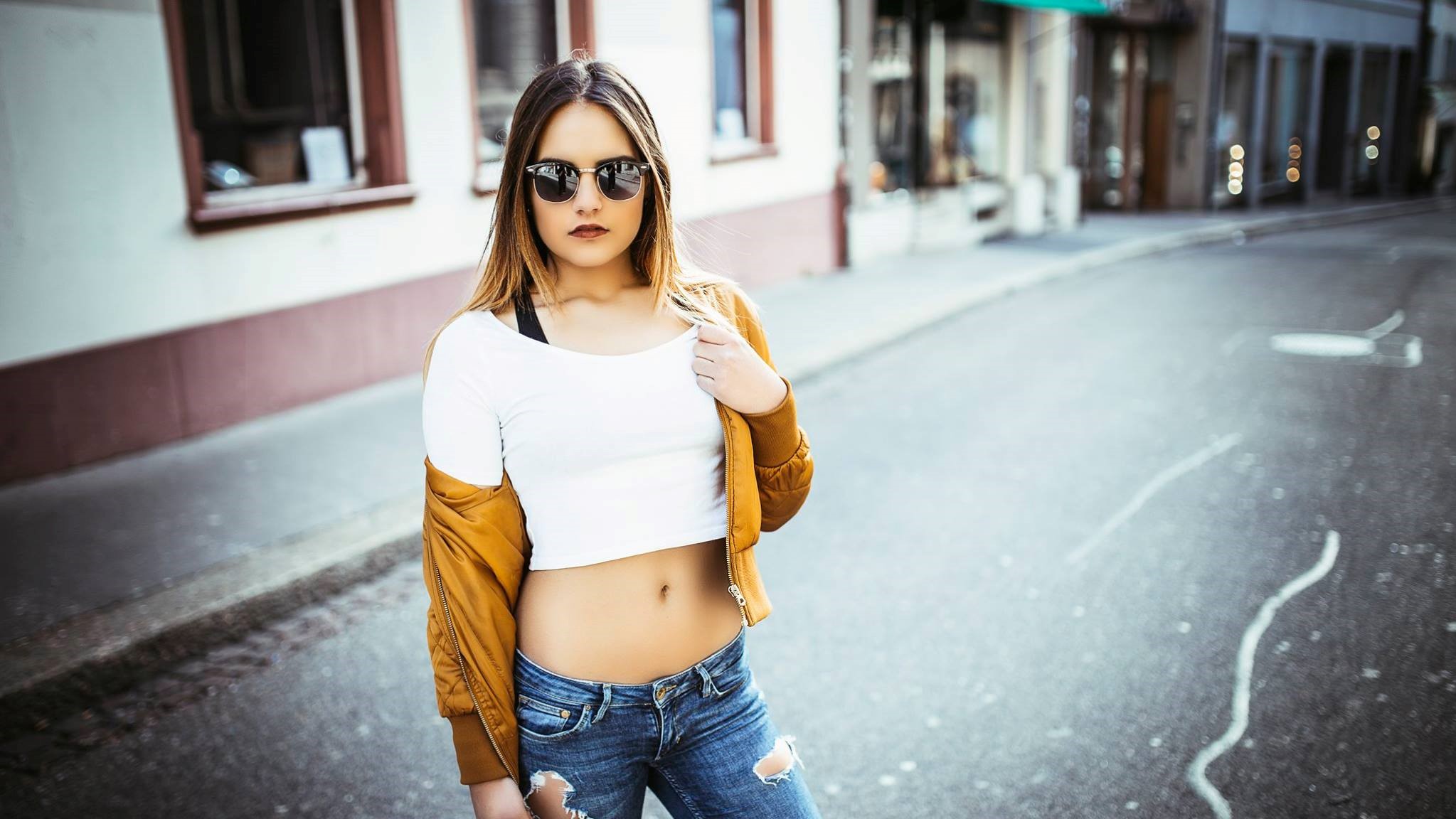 Bare Midriff Crop Top Low Rise Jeans Model Depth Of Field Photography Fashion Photography Fashion Au 2047x1152