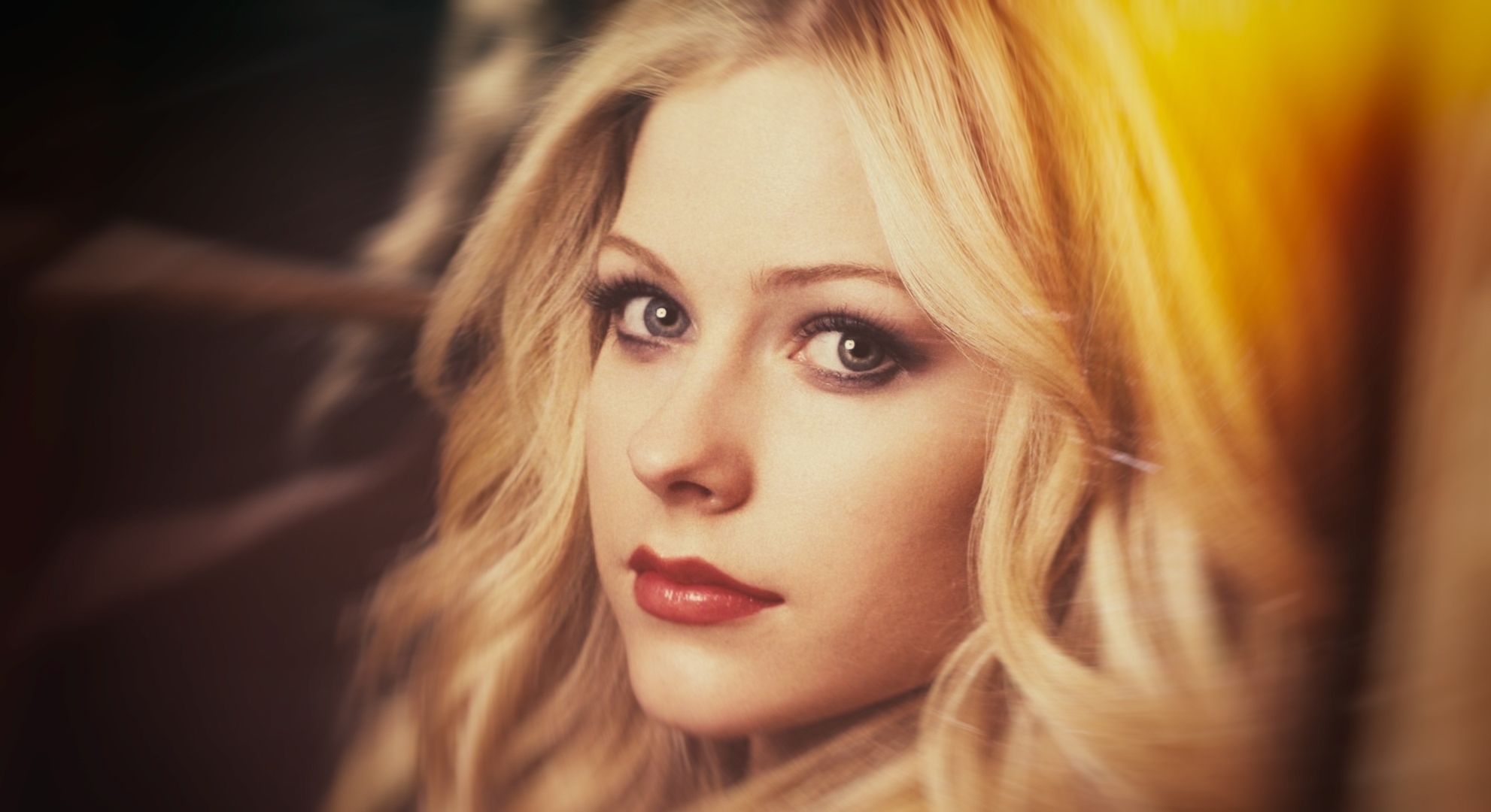 Avril Lavigne Blonde Face Singer 1982x1080