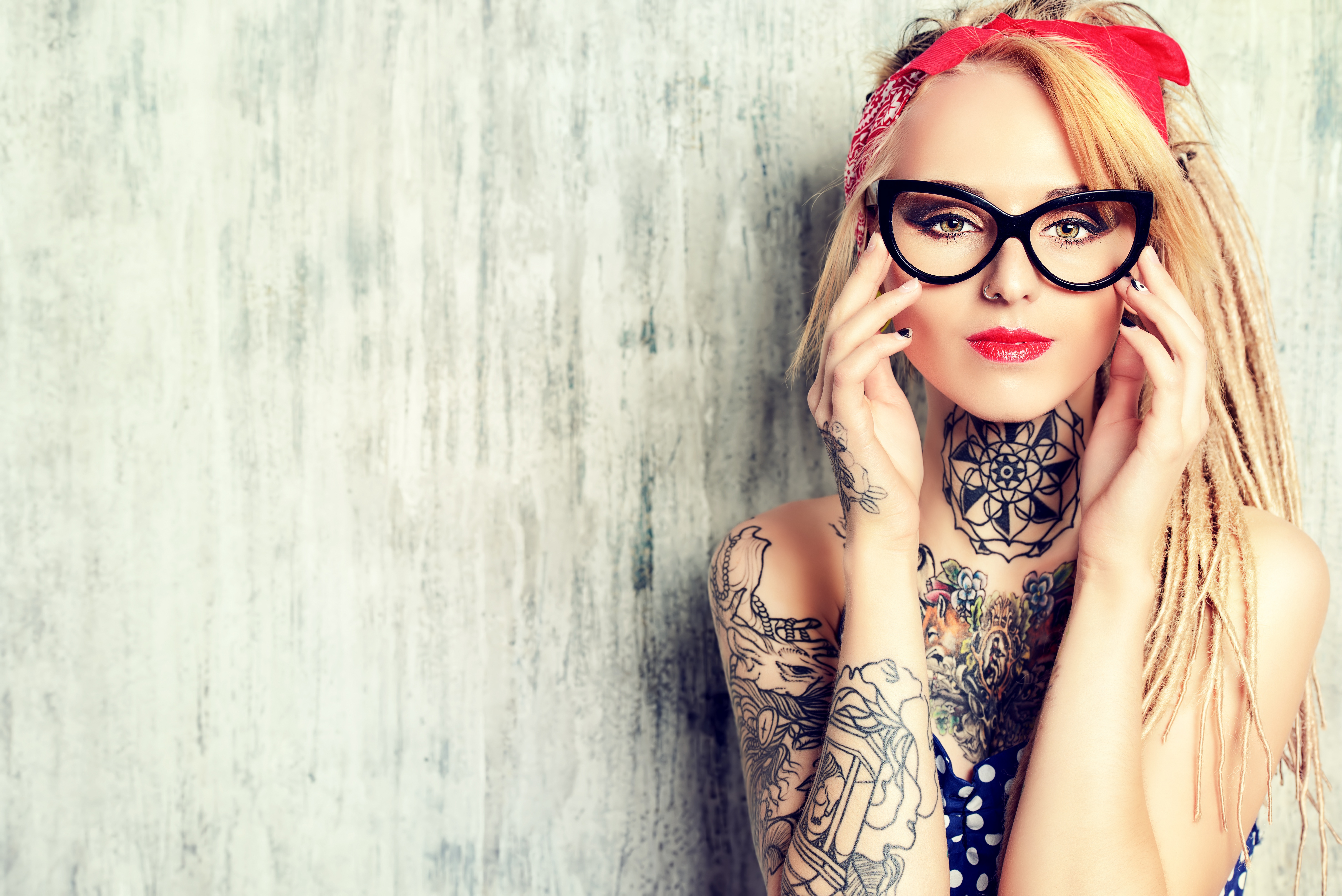 Blonde Girl Glasses Lipstick Model Tattoo Woman 5900x3938