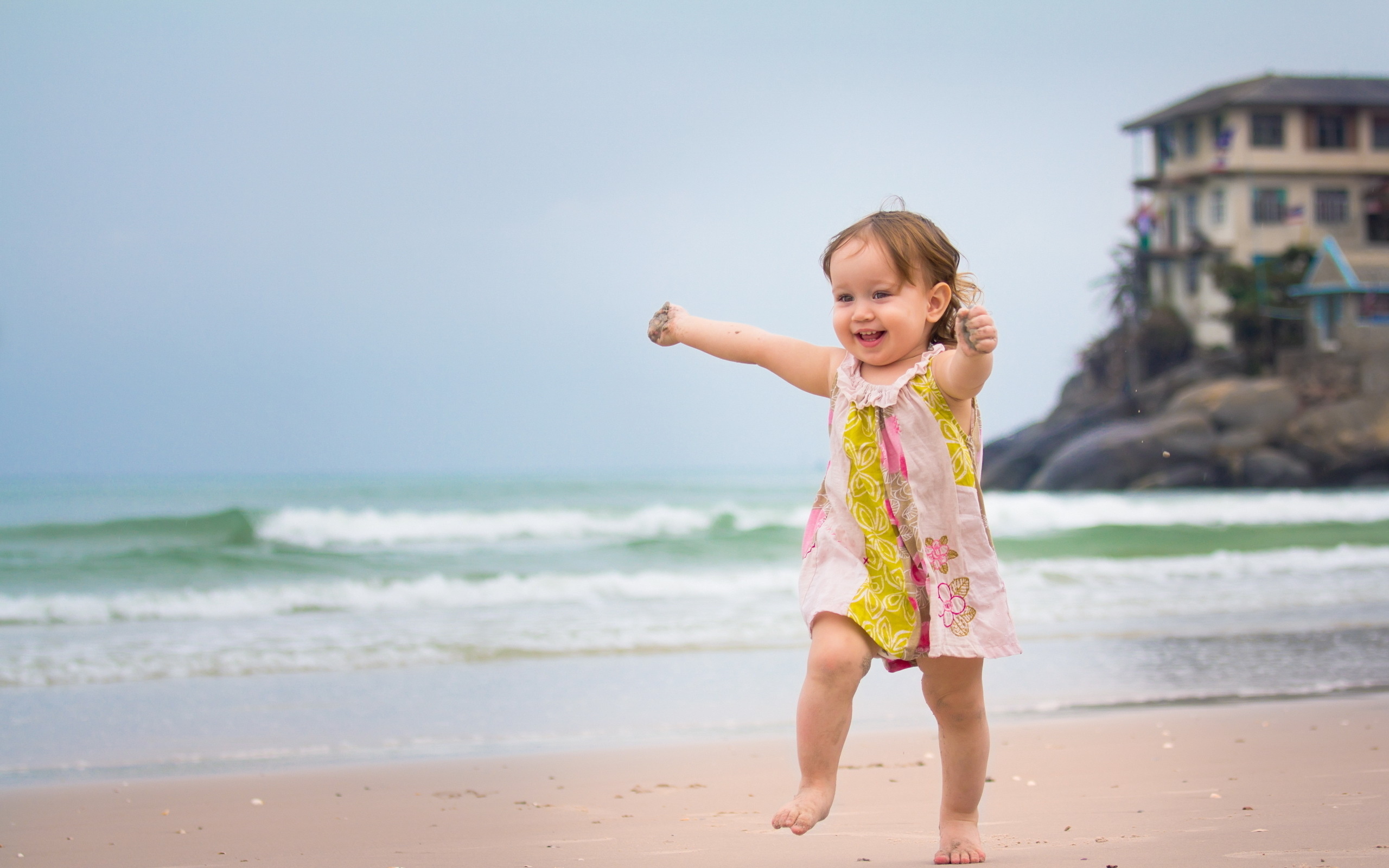 Beach Child Cute Mood Ocean Wave 2560x1600