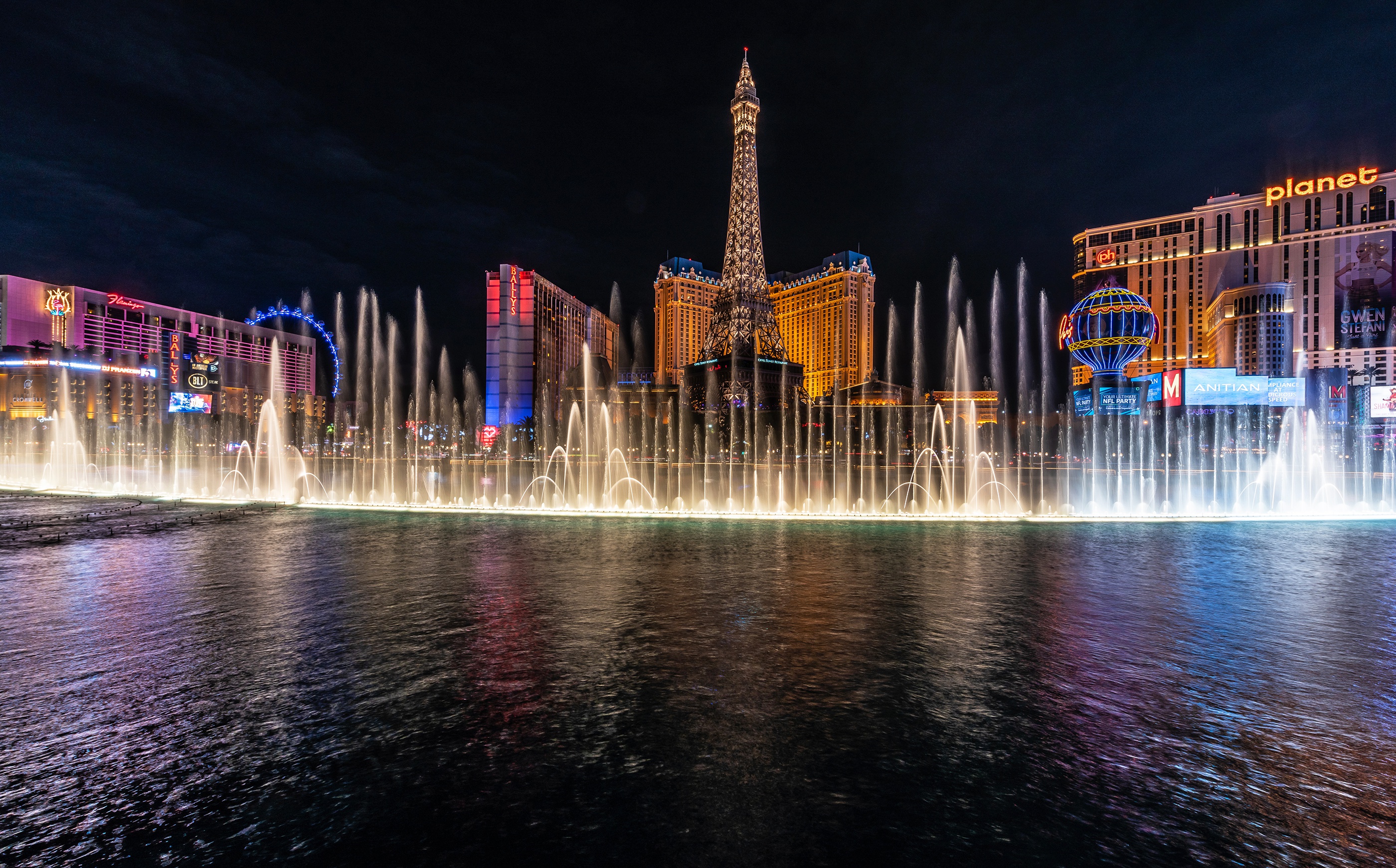 Building Fountain Las Vegas Night 2800x1741