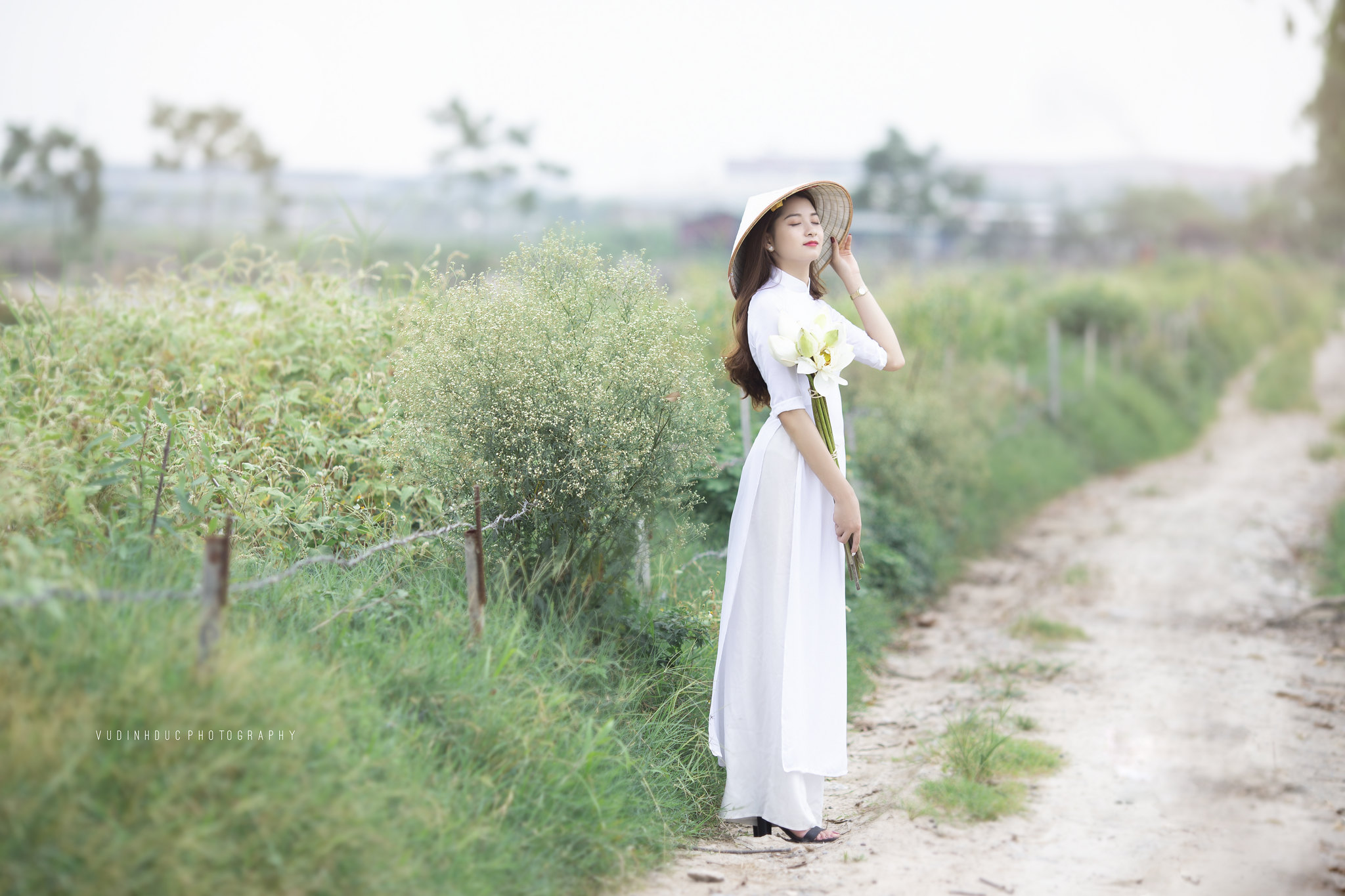 Women Ao Dai White Dress Vietnamese Depth Of Field Leaf Hat Trees Grass Bouquets Asian 2048x1365