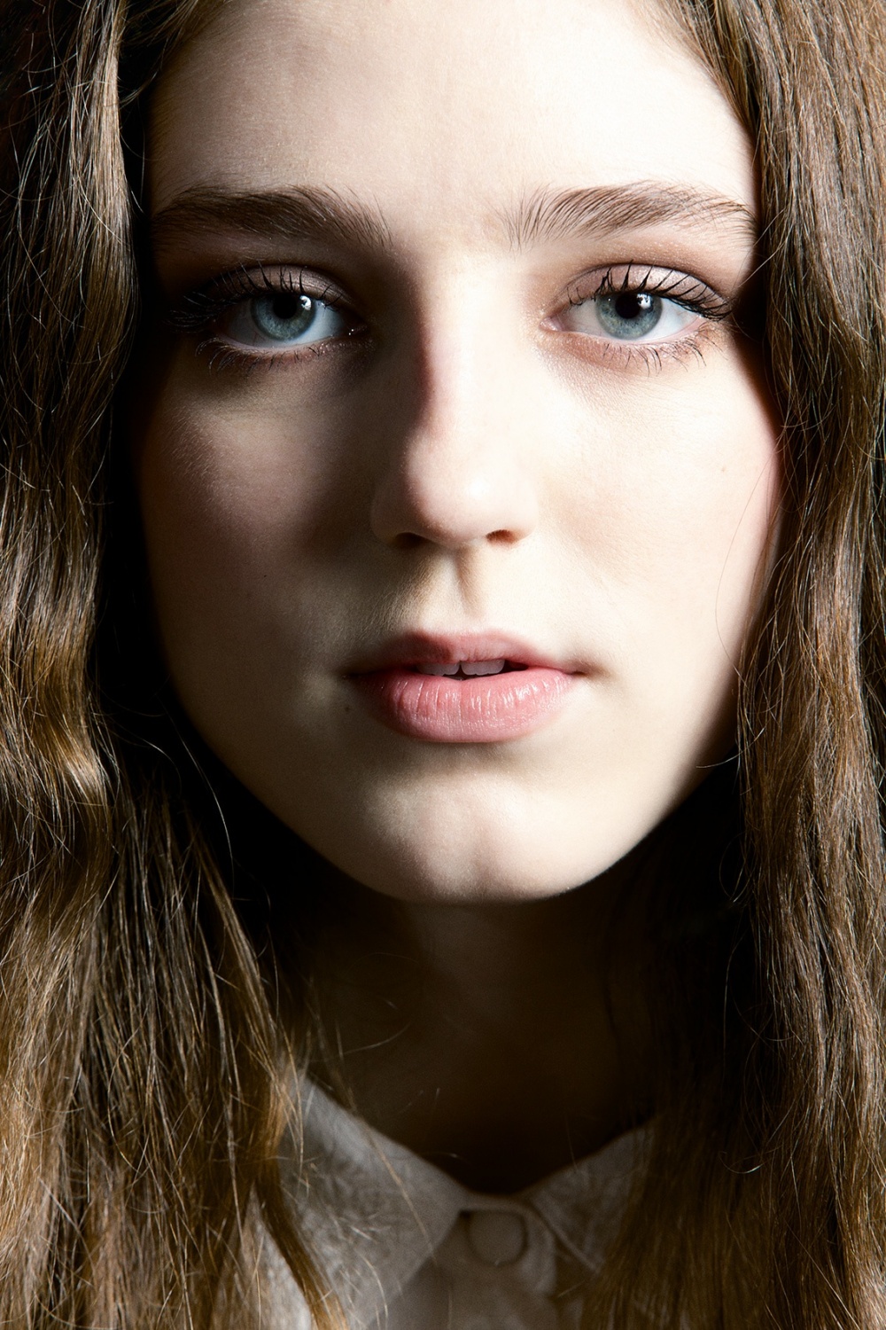Birdy Women Singer Brunette Long Hair Blue Eyes Young Woman Face Closeup 1000x1500