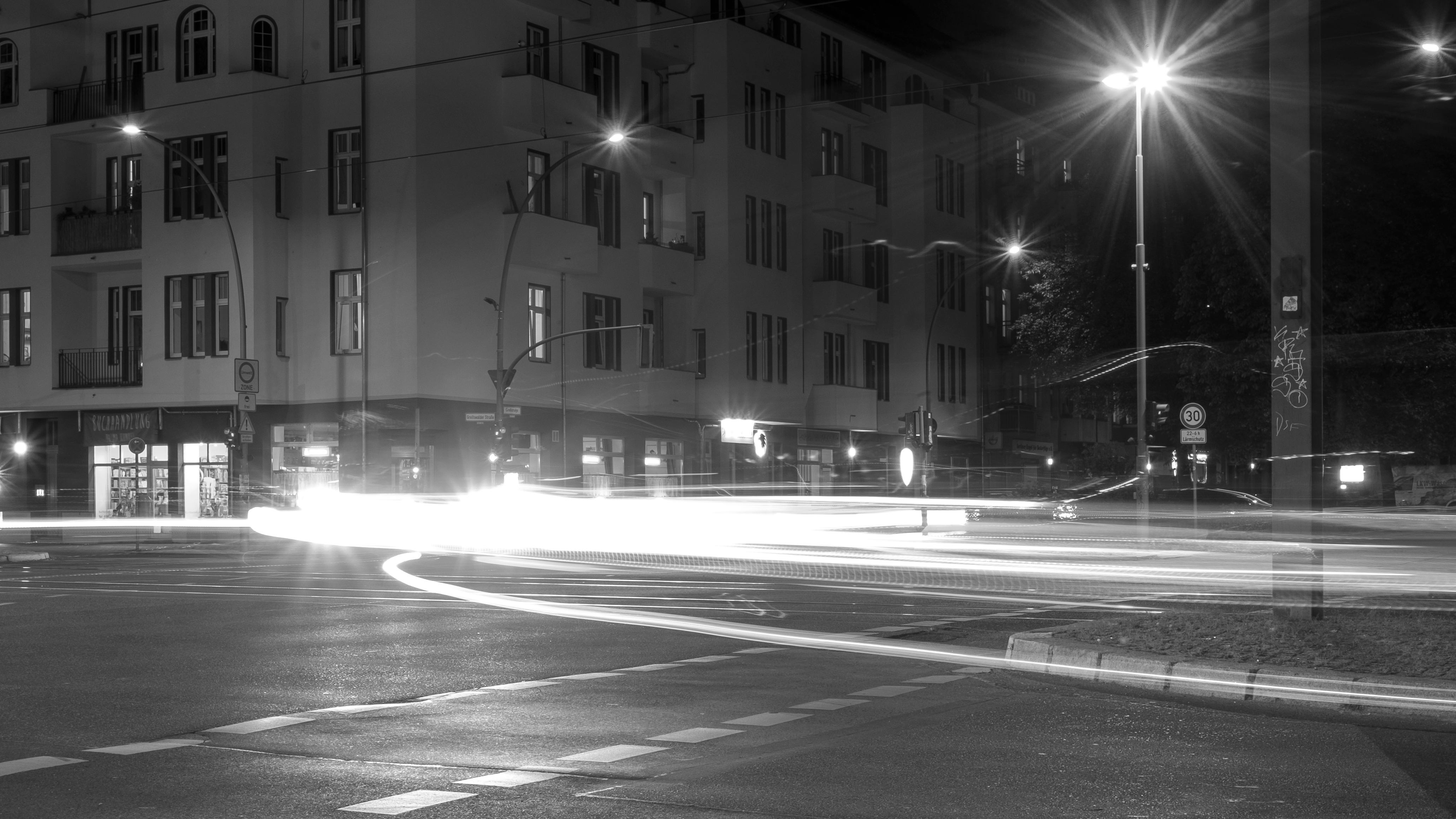 Urban Street Light Monochrome Light Trails 4121x2318