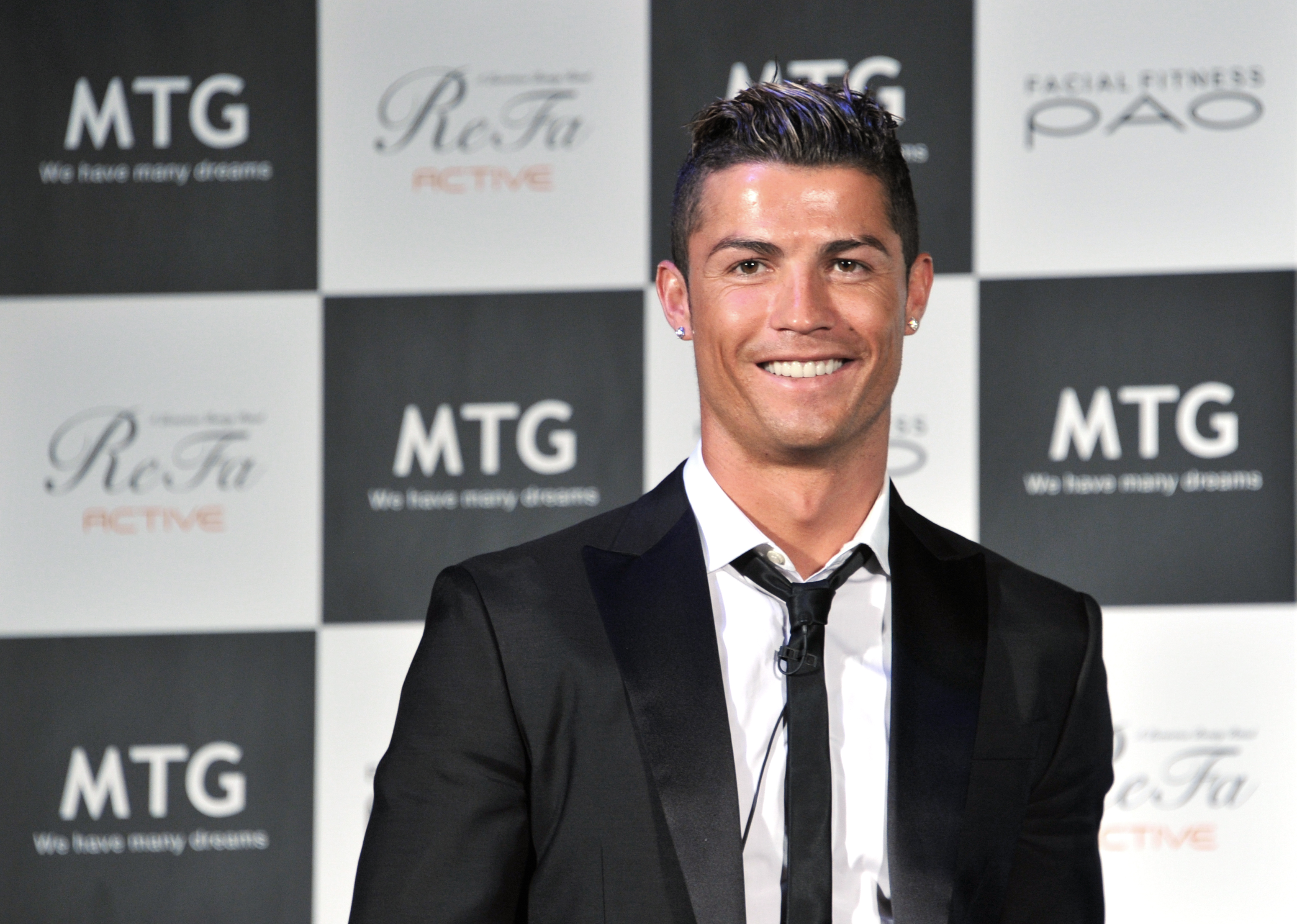 Cristiano Ronaldo Portuguese Soccer Suit 3099x2208