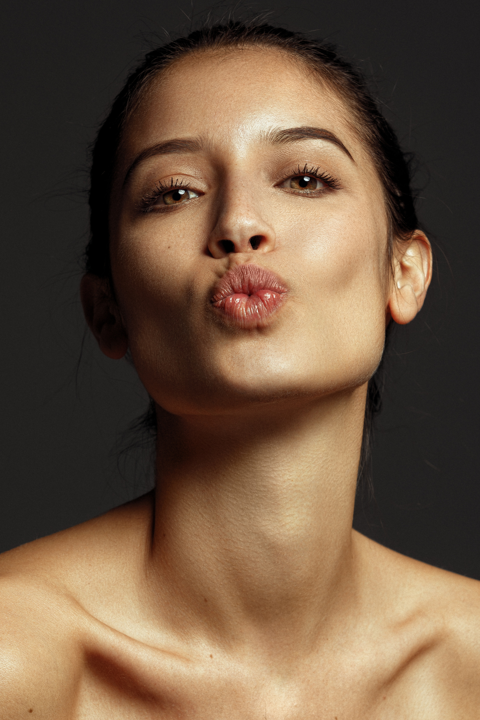 Benjamin Vingrief Kissing Model Women Studio Women Indoors Makeup Portrait Simple Background 1600x2400
