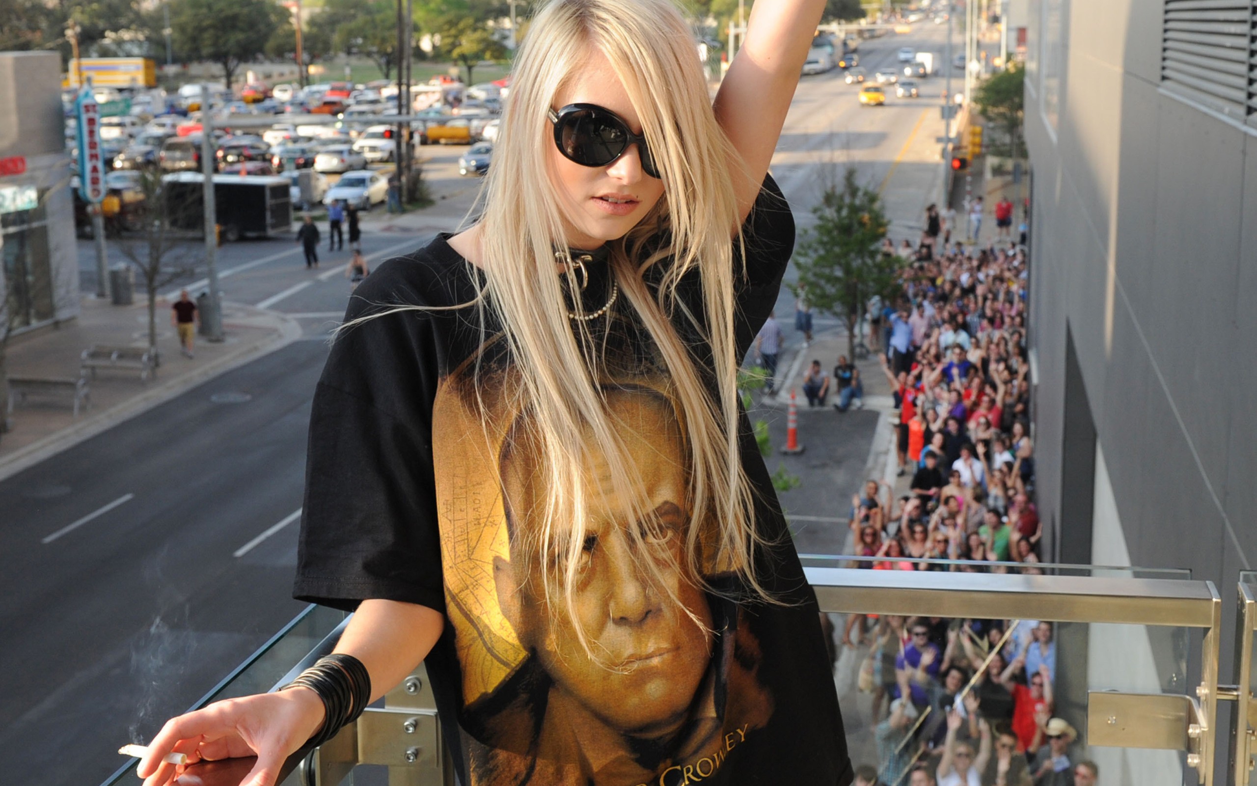 The Pretty Reckless Taylor Momsen Women Women Outdoors Blond Hair Black T Shirt Cigarettes Celebrity 2560x1600
