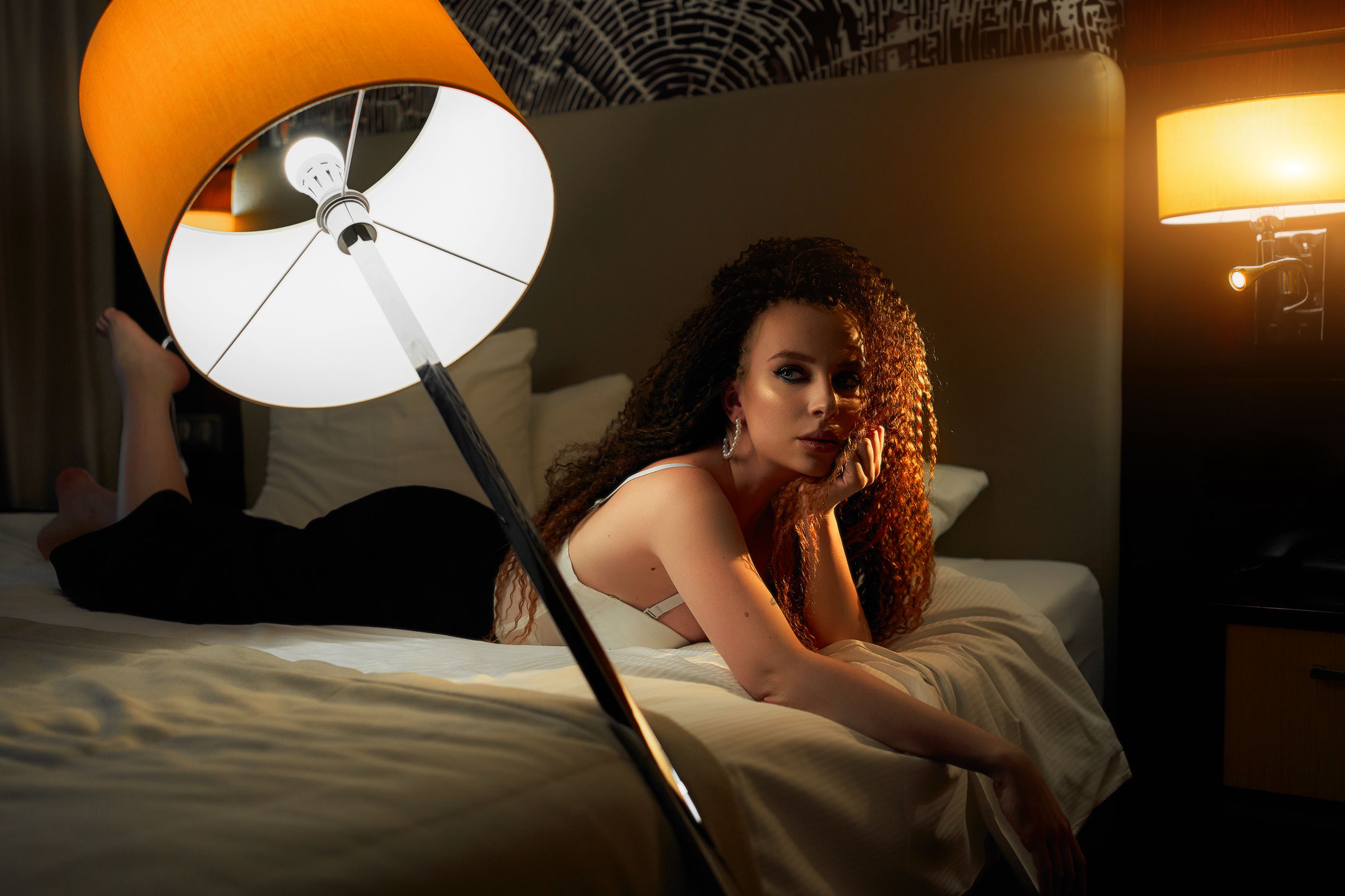 Women Model Indoors Women Indoors Lamp In Bed Bed Makeup Brunette Curly Hair 2500x1666