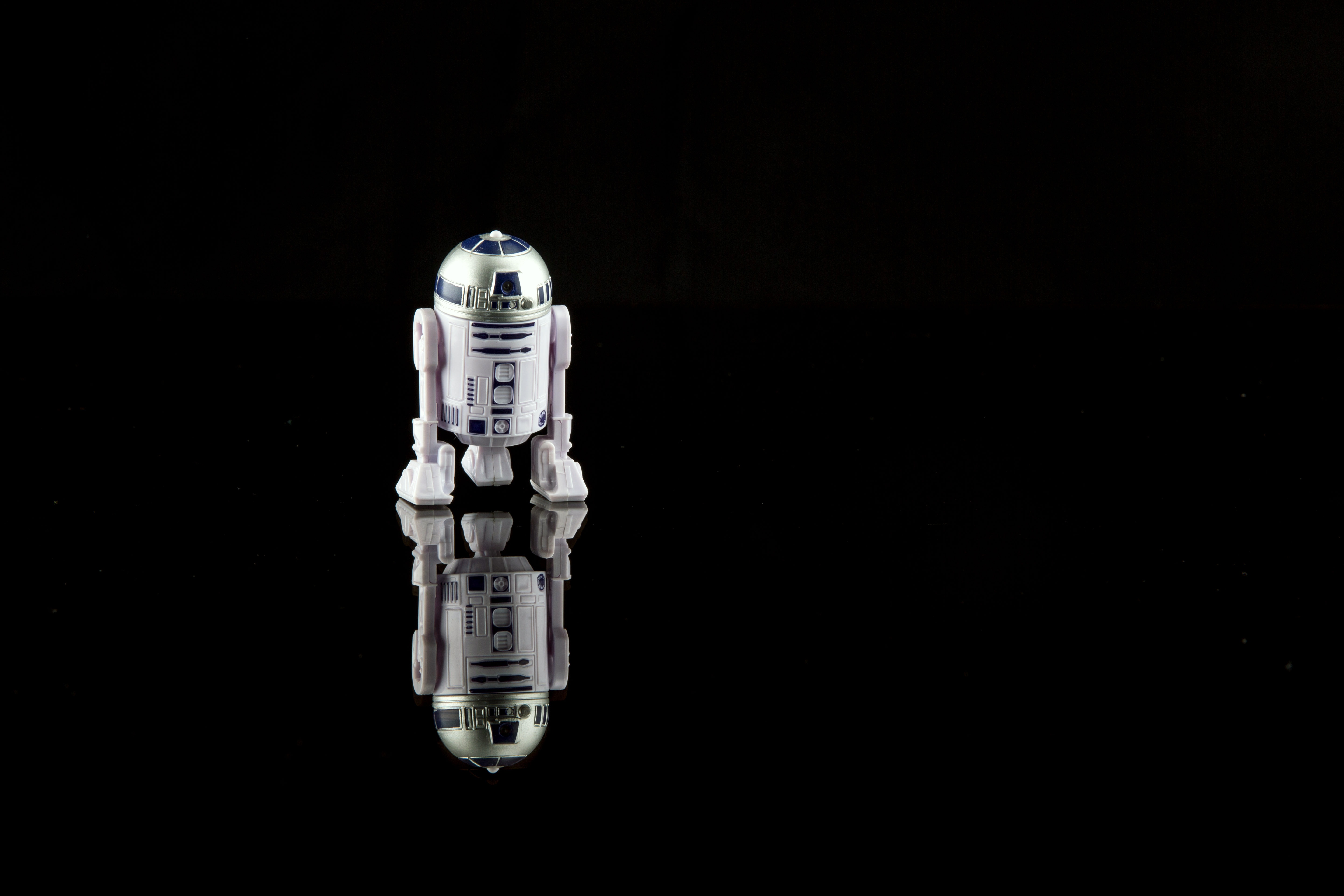 Droid Minimalist R2 D2 Reflection Star Wars Toy 5760x3840