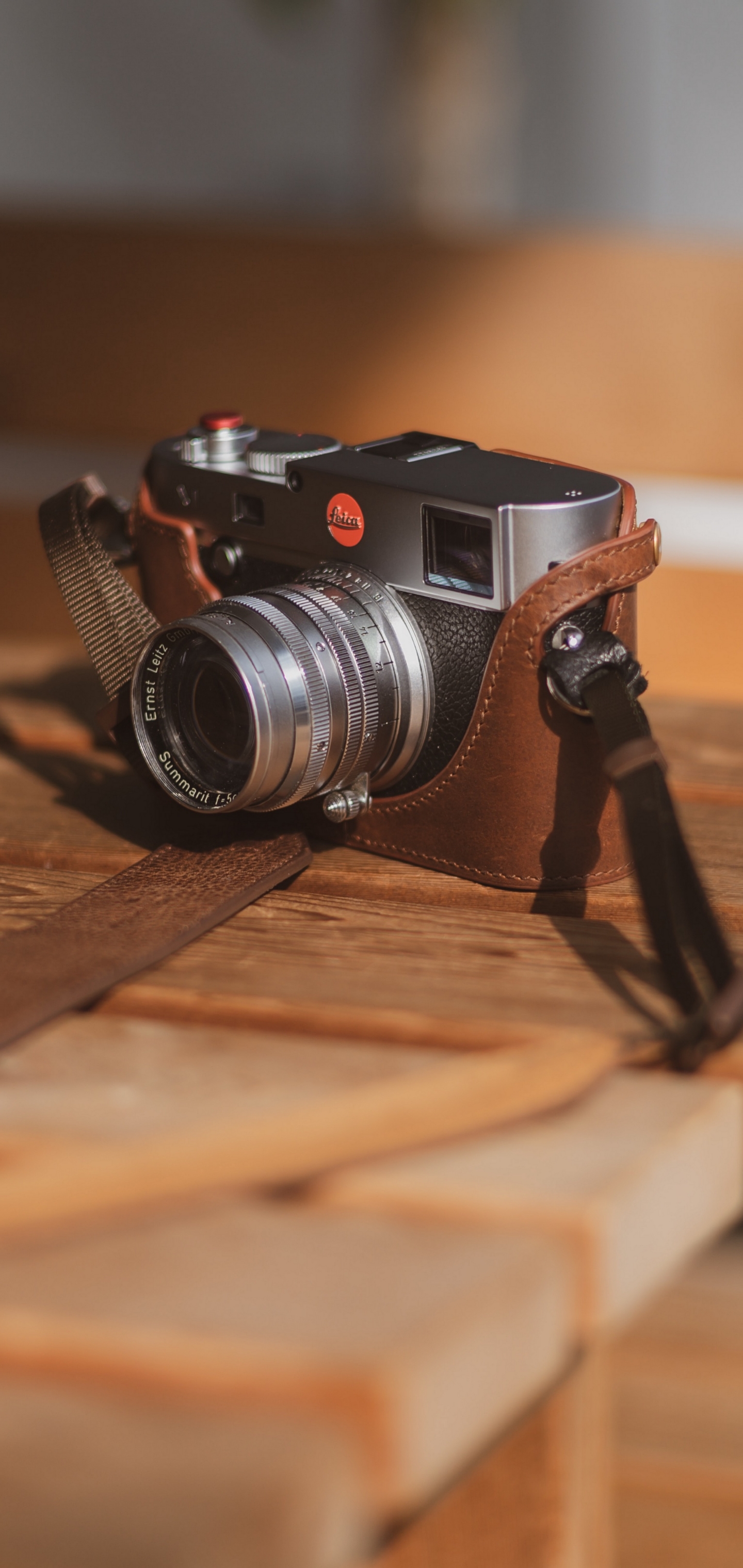 Camera Wooden Table Leica Portrait Display 1440x3040