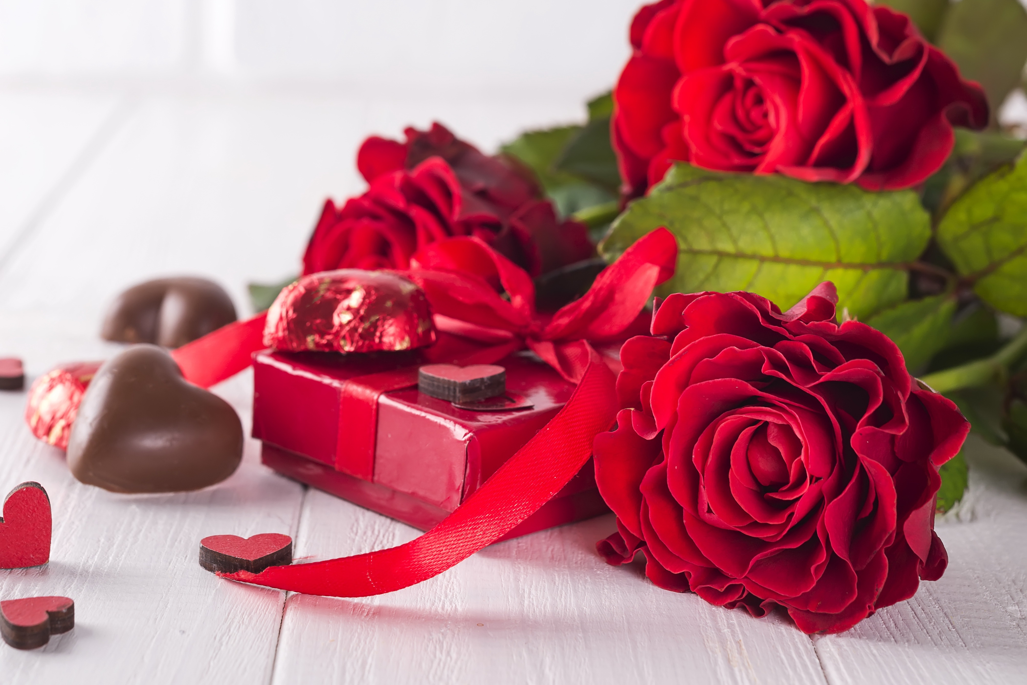Цветы и шоколадка. Цветы в подарок. Цветы с конфетами. Красивые подарки. Романтические цветы.