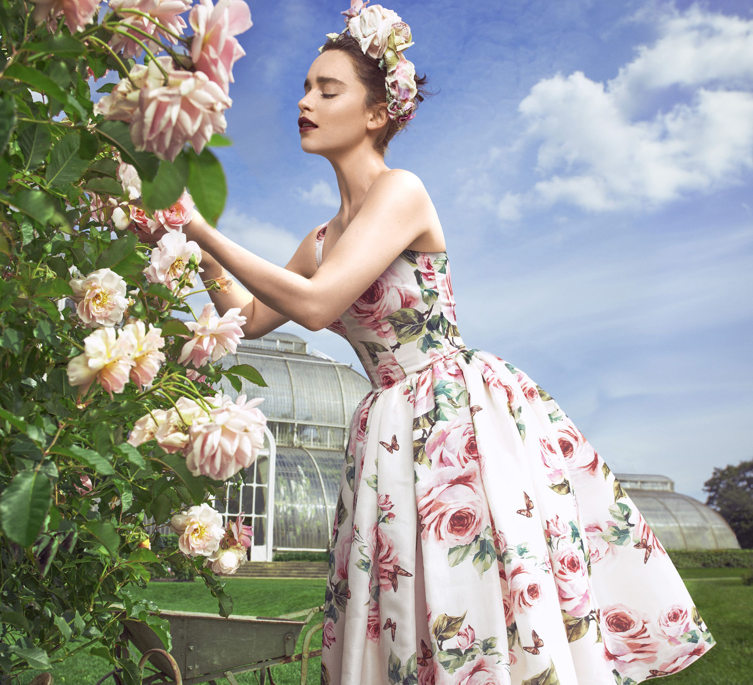 Actress Dress Emilia Clarke English Floral Flower Lipstick Pink Flower Rose Rose Bush Wreath 2610x2372