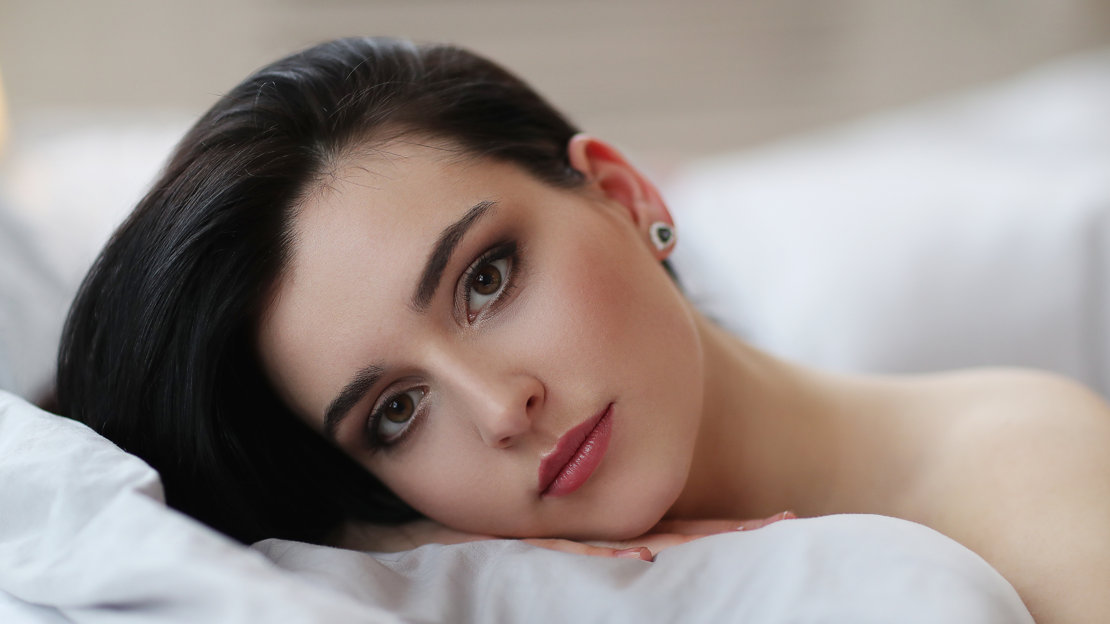 Women In Bed In Bedroom Face Black Hair Makeup Eyeliner Eye Lashes Brown Eyes Lipstick Looking At Vi 3840x2160