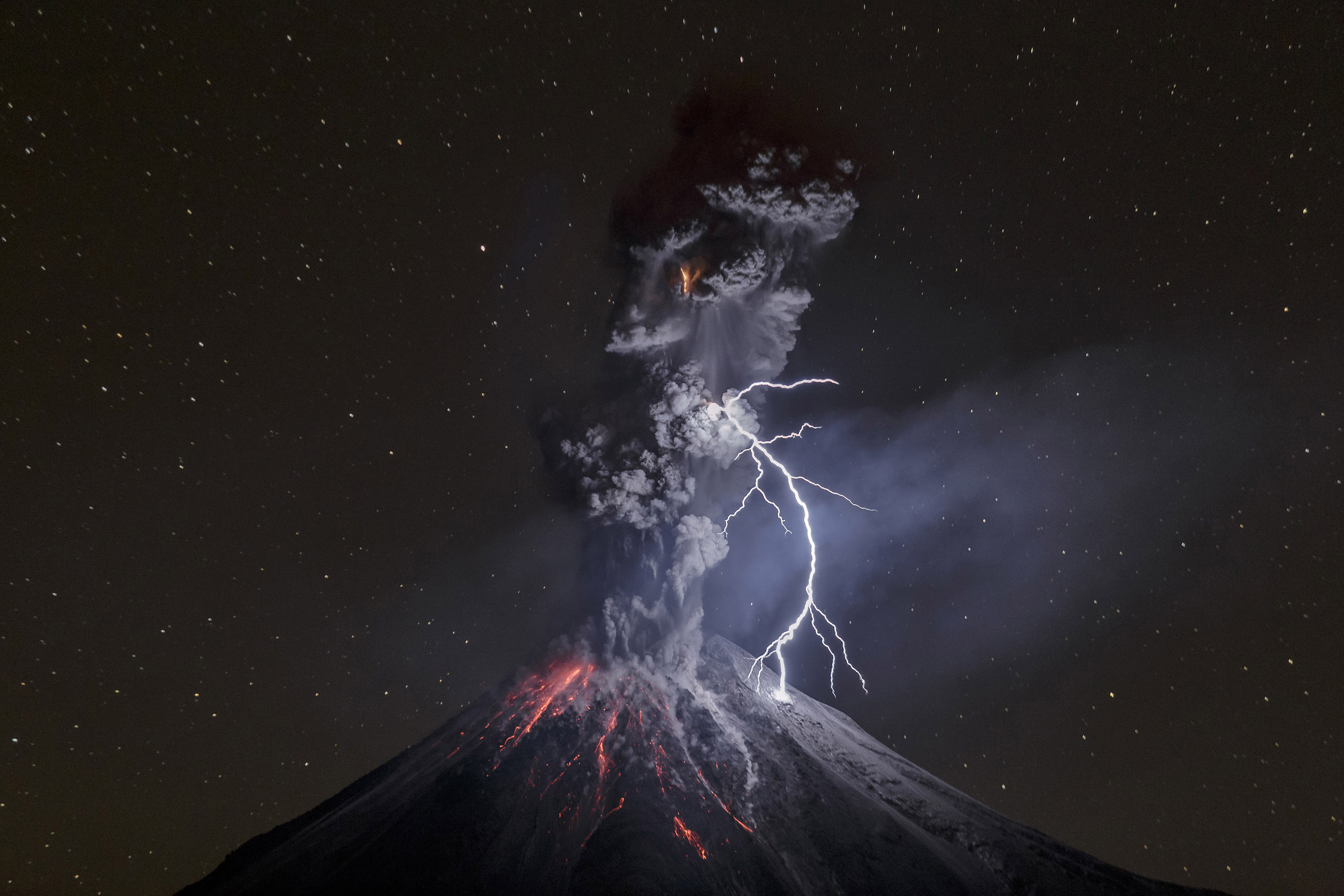 Eruption Lightning Night Smoke Stars Volcano 3000x2000