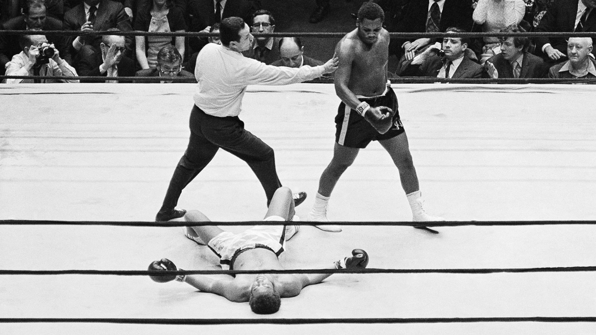 Joe Frazier Jimmy Ellis Boxing Monochrome Legends 1970 Referee Crowds 1920x1080