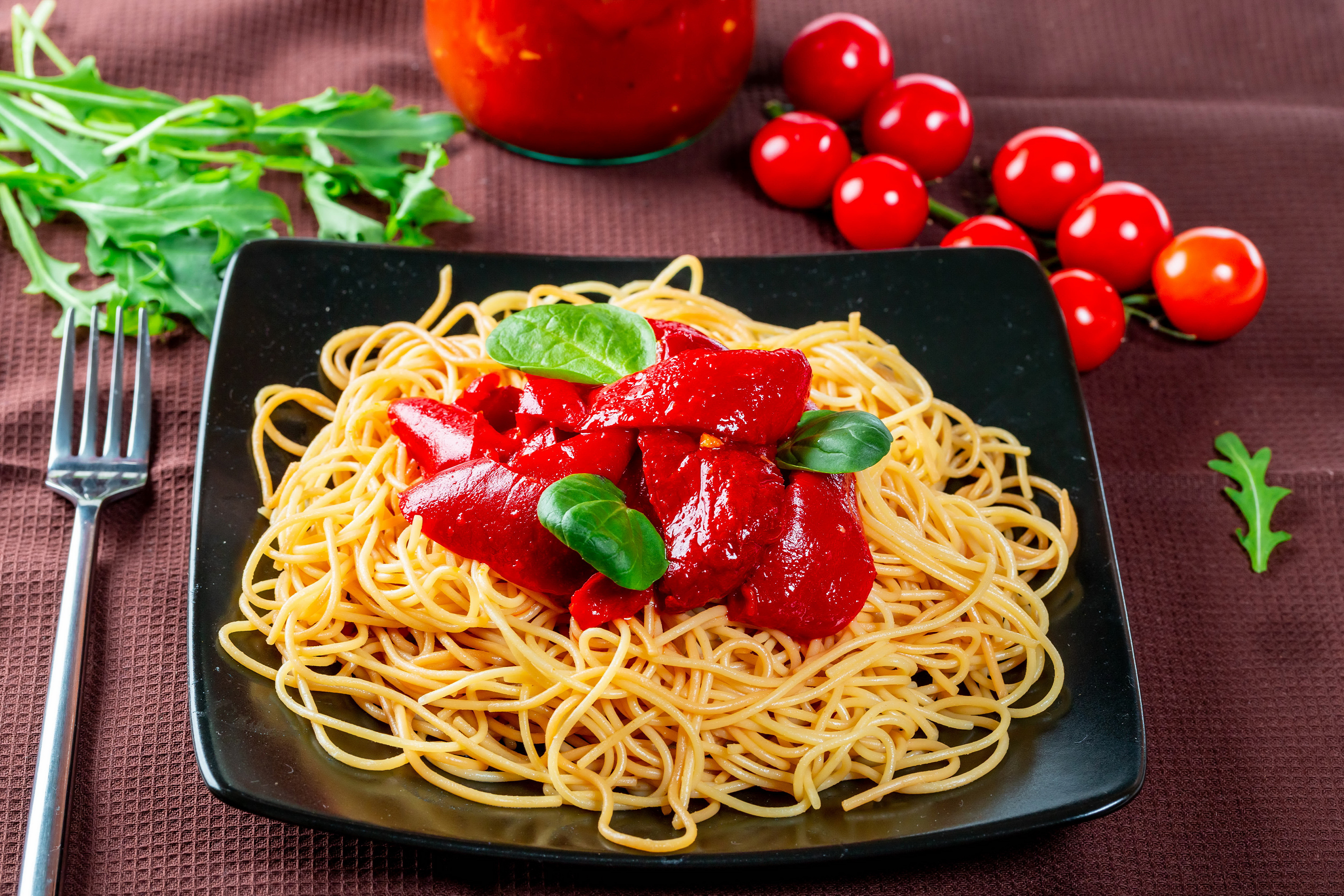 Картинка спагетти. Томатные Spagetti makfa. Паста спагетти. Макароны с кетчупом. Спагетти с помидорами.