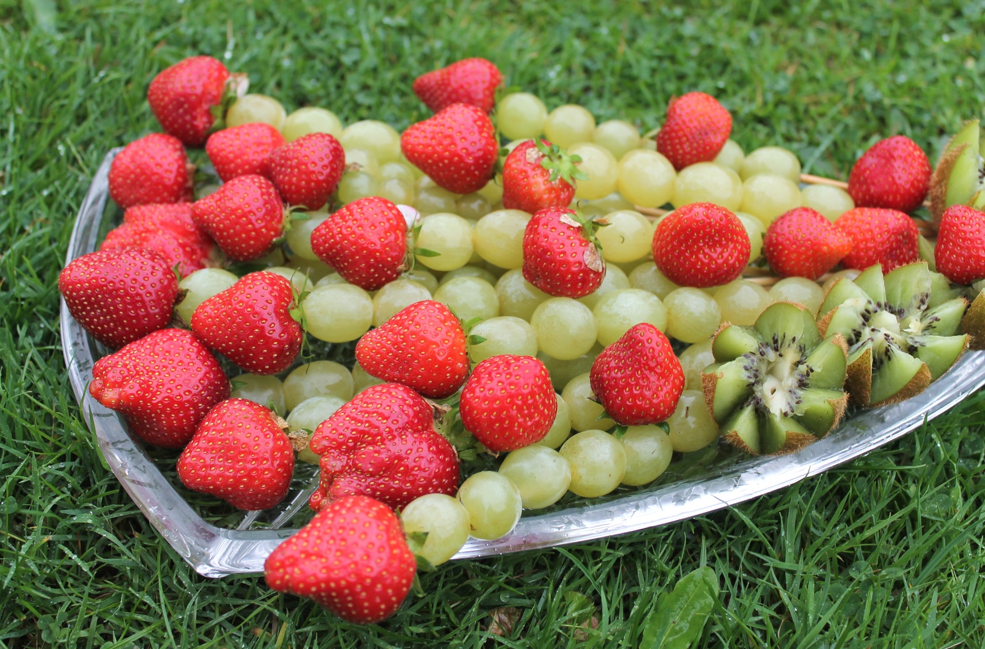 Grapes Kiwi Strawberry 1920x1266