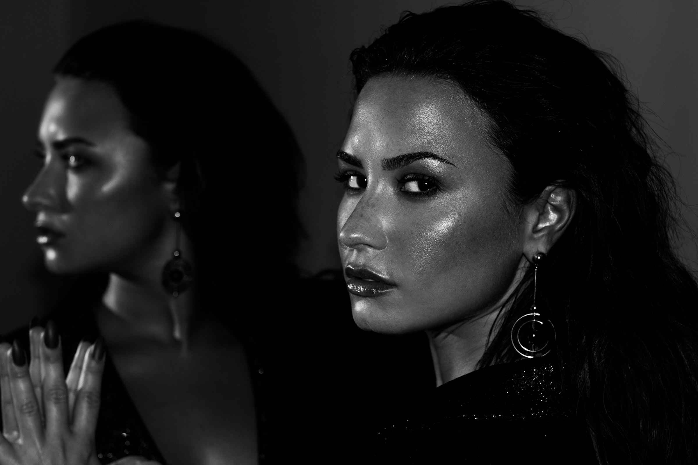 American Black Amp White Demi Lovato Earrings Face Lipstick Reflection Singer 2400x1600