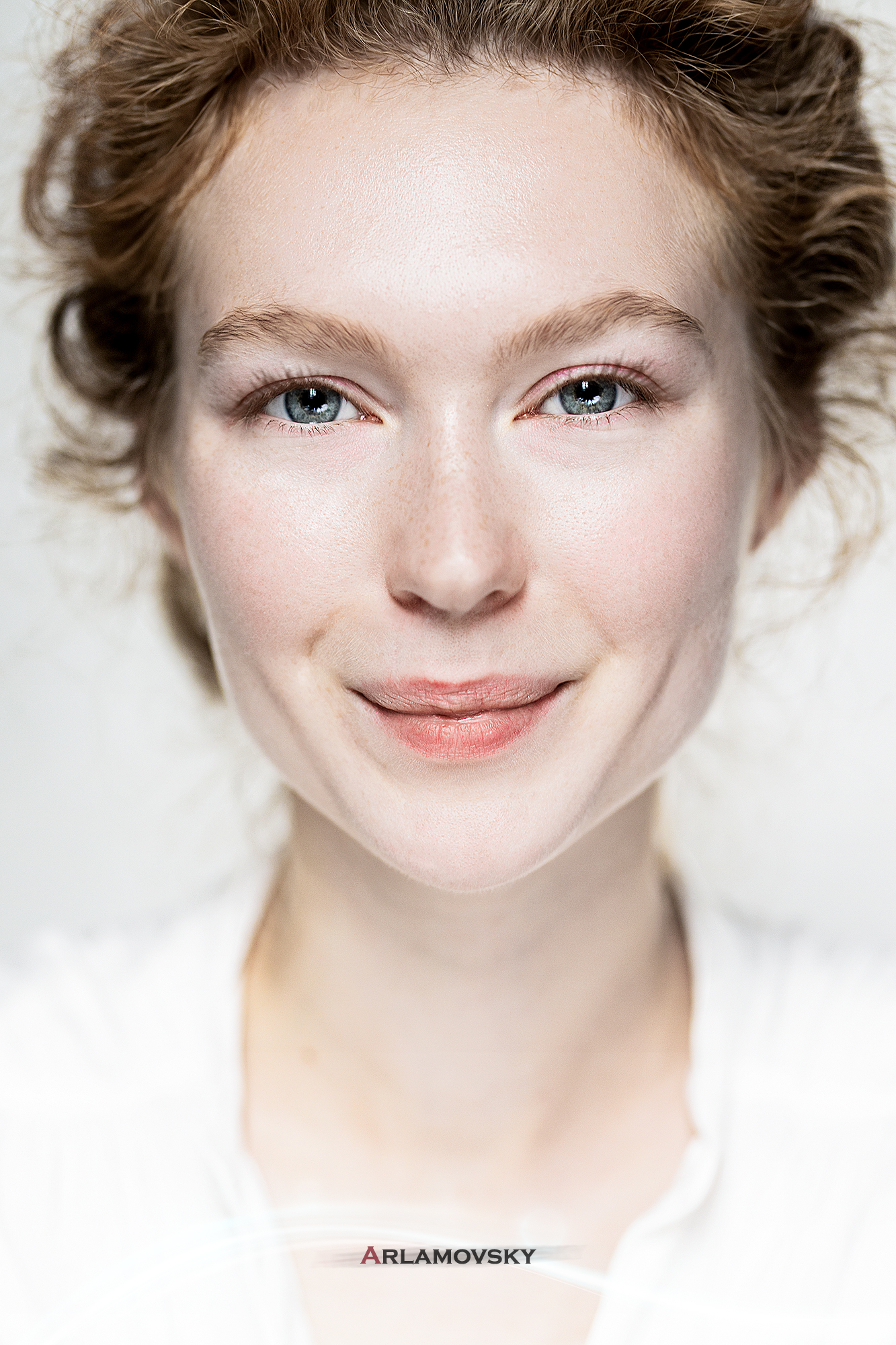 Arlamovsky Photography Portrait Retouching Women Women Indoors Redhead Face Eyes Smile White Backgro 1333x2000