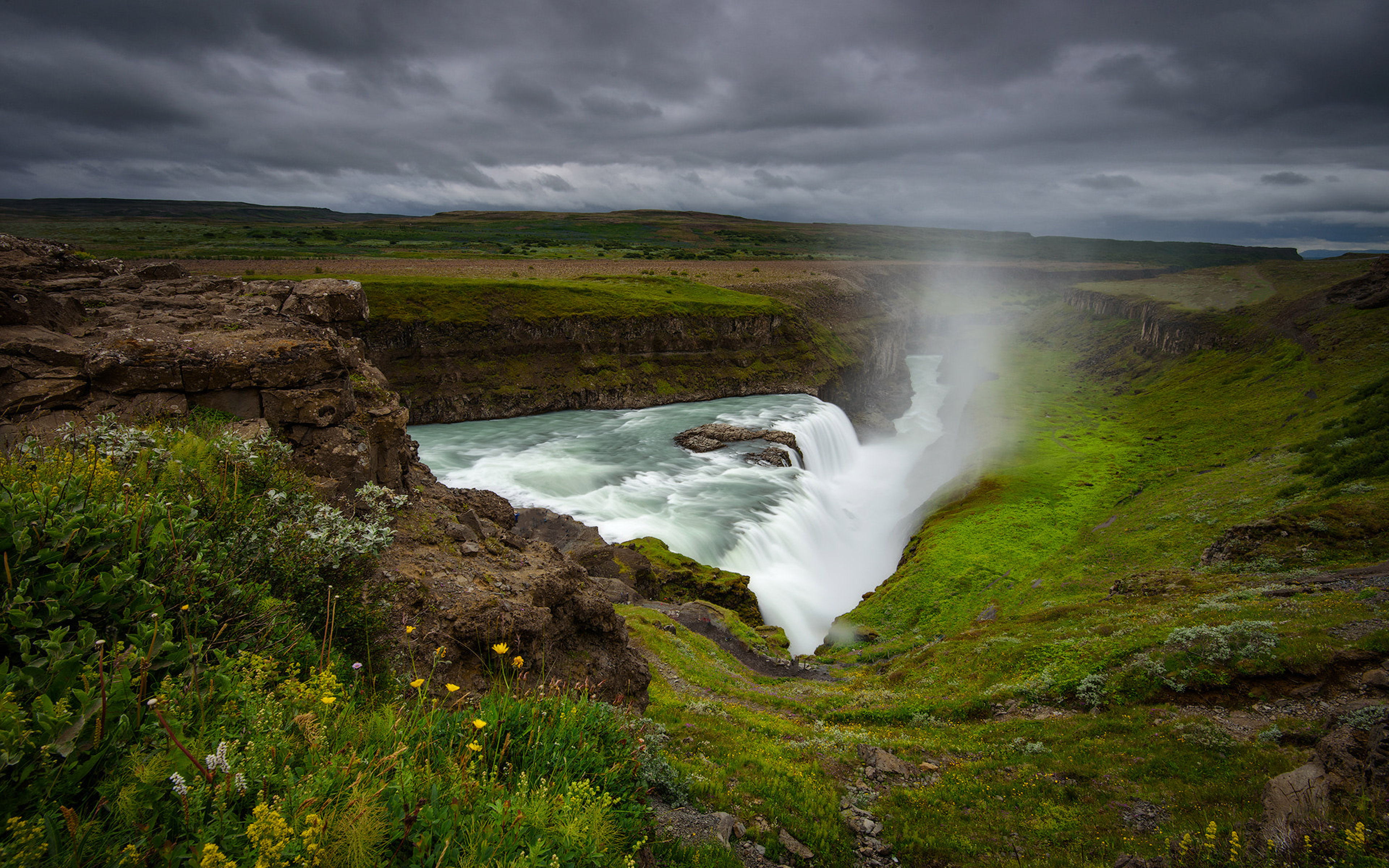Cliff Grass Iceland Waterfall 3840x2400