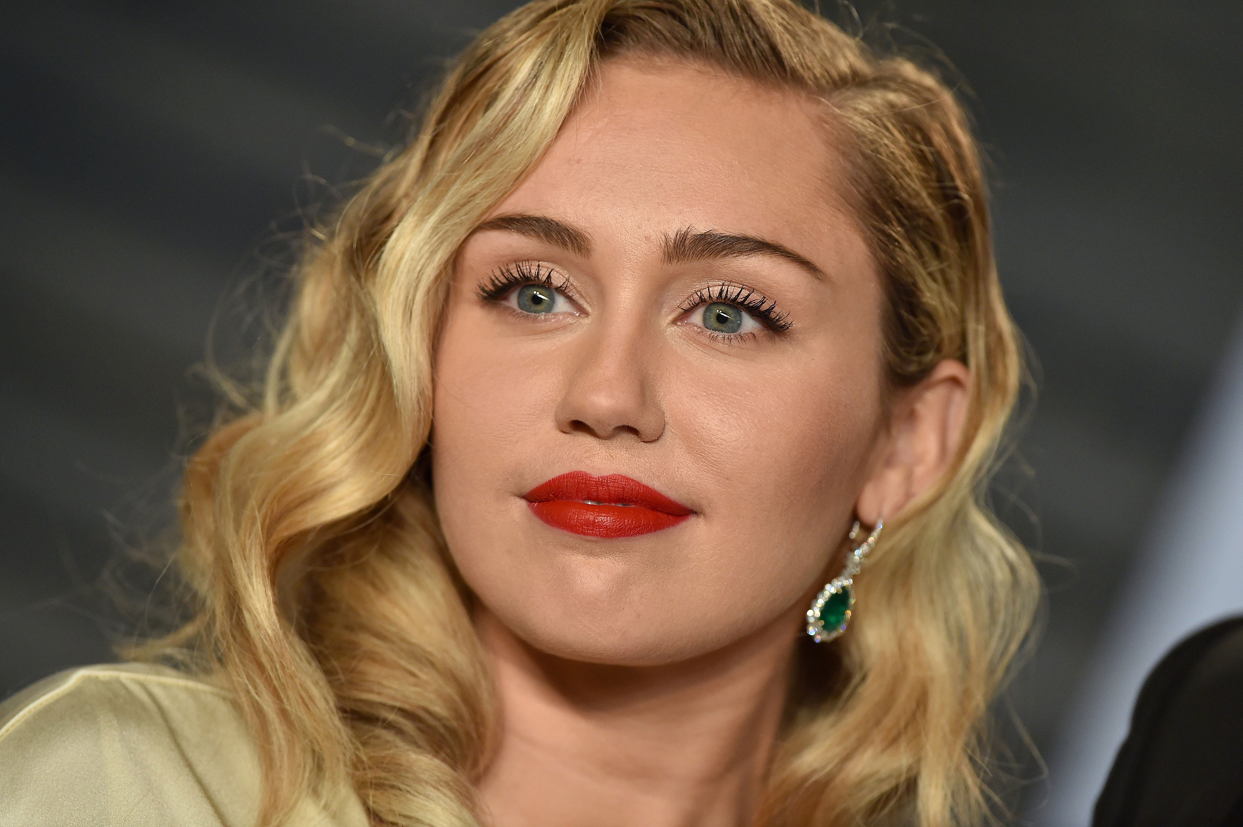 Blonde Girl Miley Cyrus Singer Woman 4200x2795