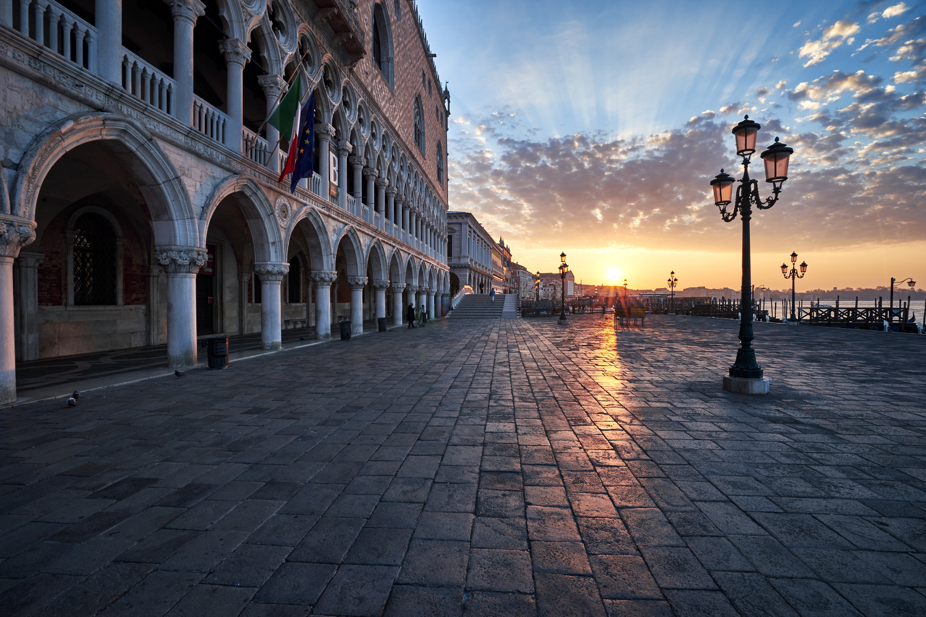 Architecture Building Arch Town Square Venice Italy Lamp Street Light Cobblestone Flag Old Building  1800x1200