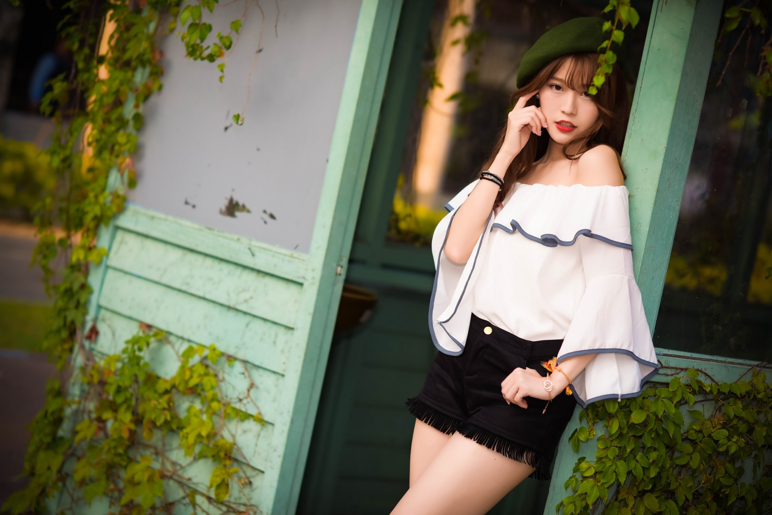 Asian Beret Brunette Girl Lipstick Model Shorts Woman 2560x1709
