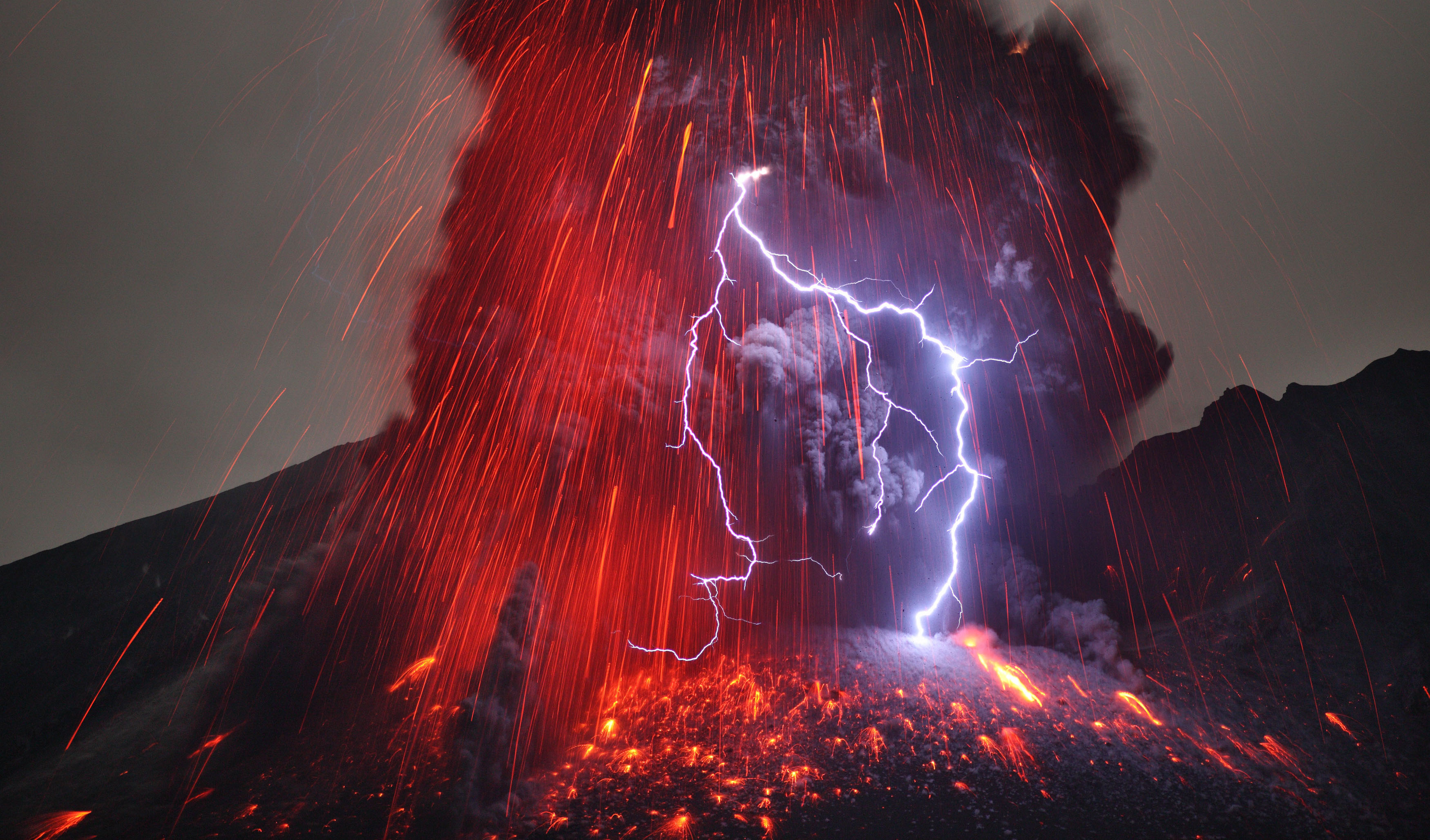 Lightning Volcano 3500x2057