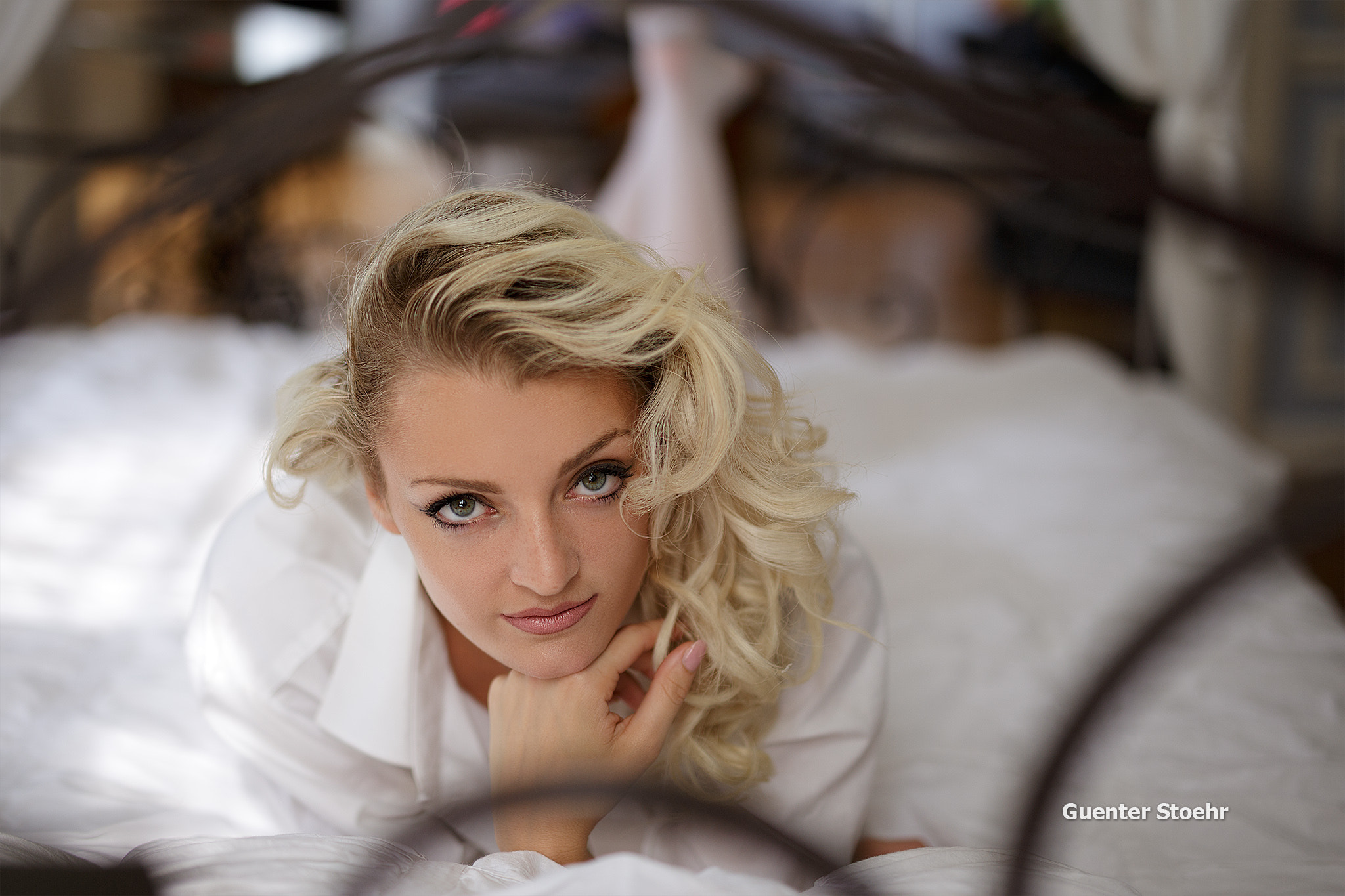 500px Women Model Looking At Viewer Face Women Indoors Indoors Makeup In Bed Bed Blonde 2048x1365