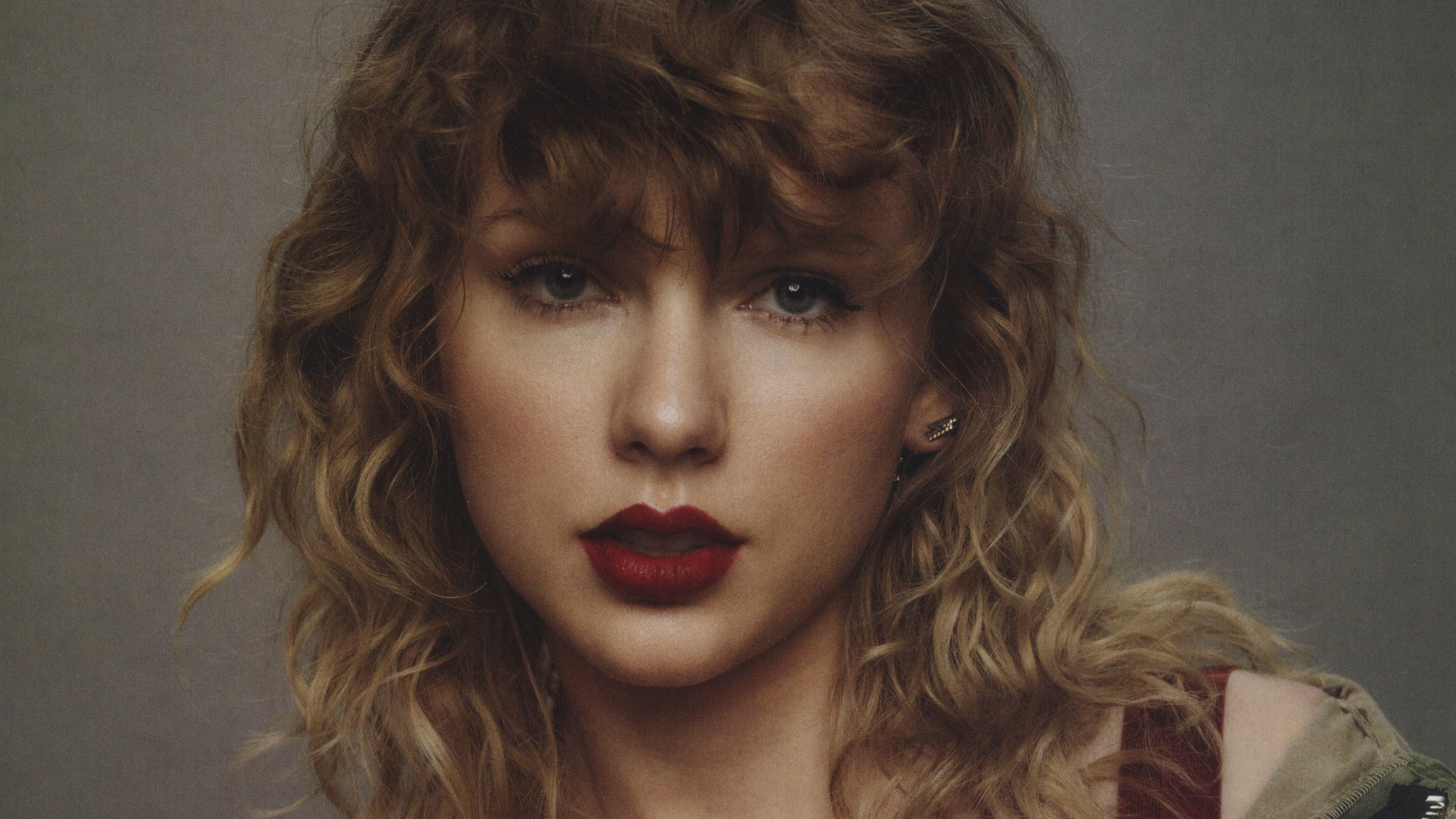 American Blonde Blue Eyes Close Up Face Lipstick Singer Taylor Swift 3286x1849