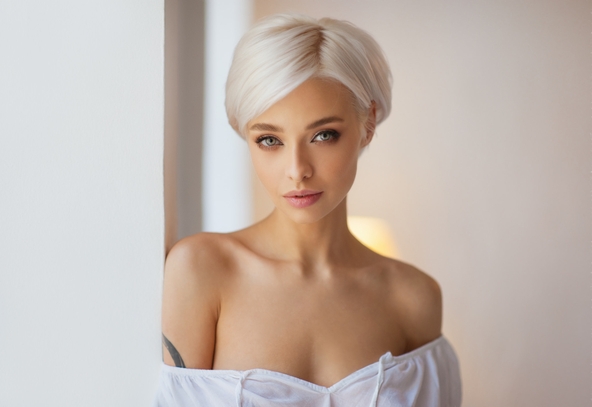 Maxim Maximov Women Anastasia Khamraeva Silver Hair Short Hair Looking At Viewer Makeup Eyeliner Bar 2048x1407