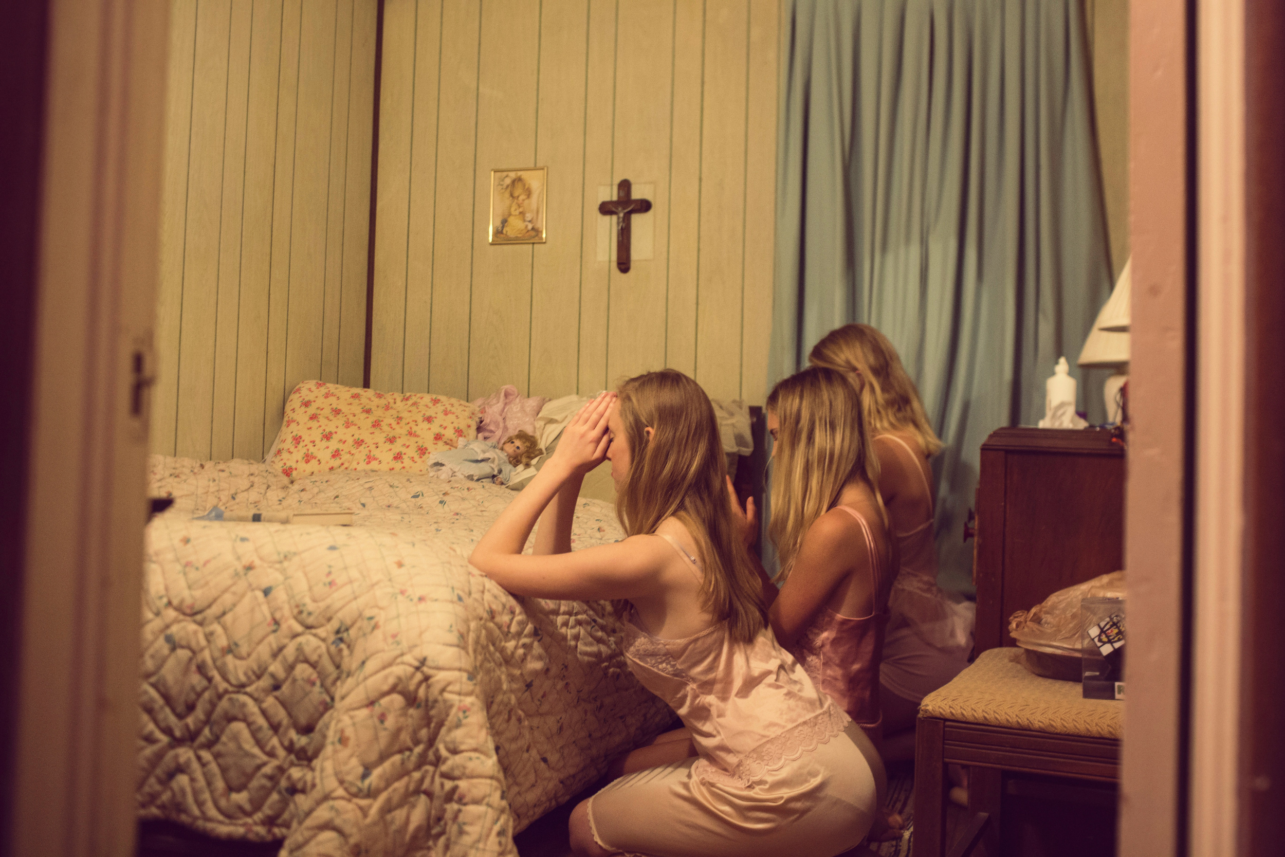 Women Religious Praying Blonde 2500x1667
