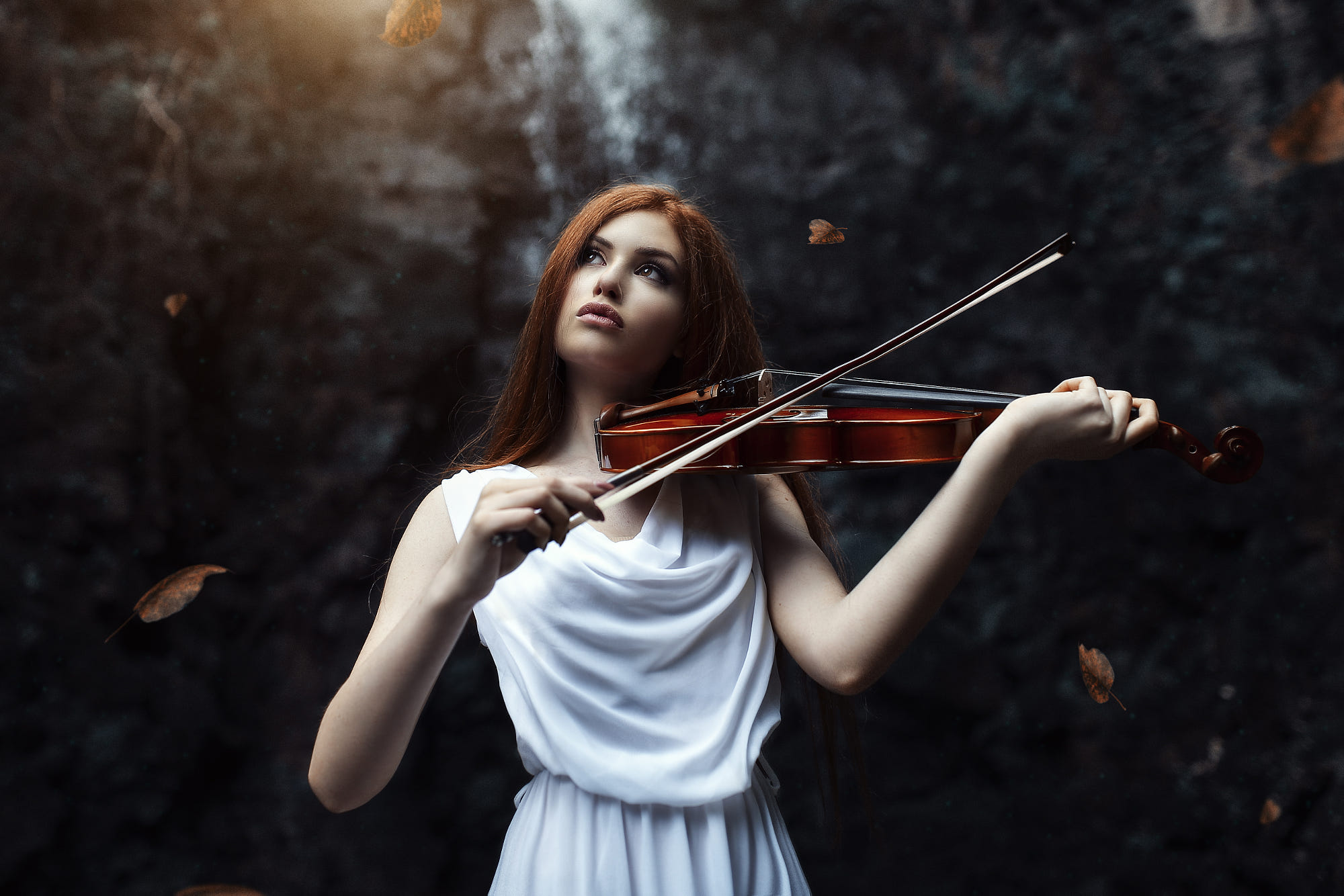 Girl Playing Violin 2000x1334
