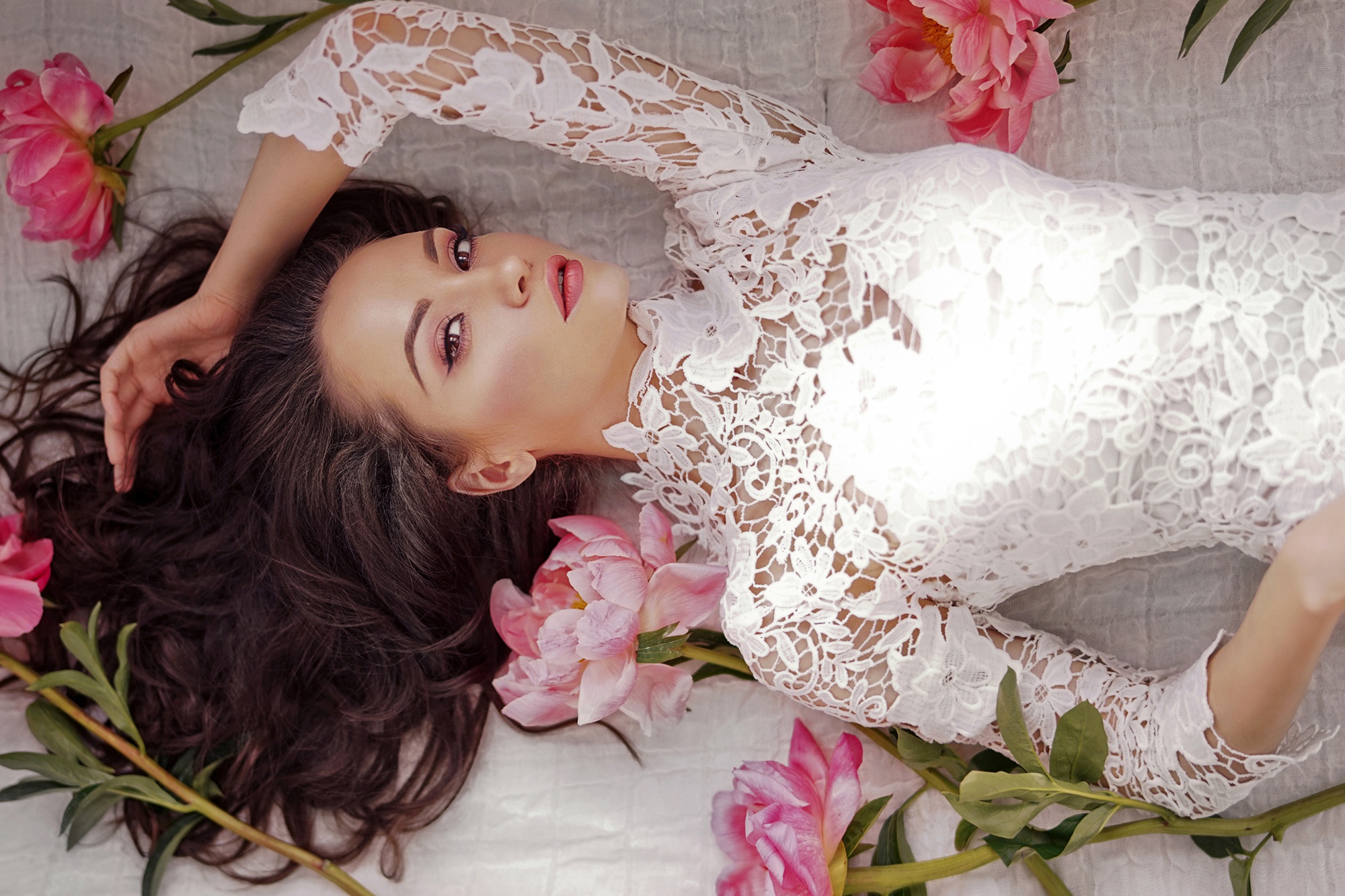 Brunette Flower Girl Lipstick Long Hair Lying Down Model Wedding Dress White Dress Woman 2000x1333