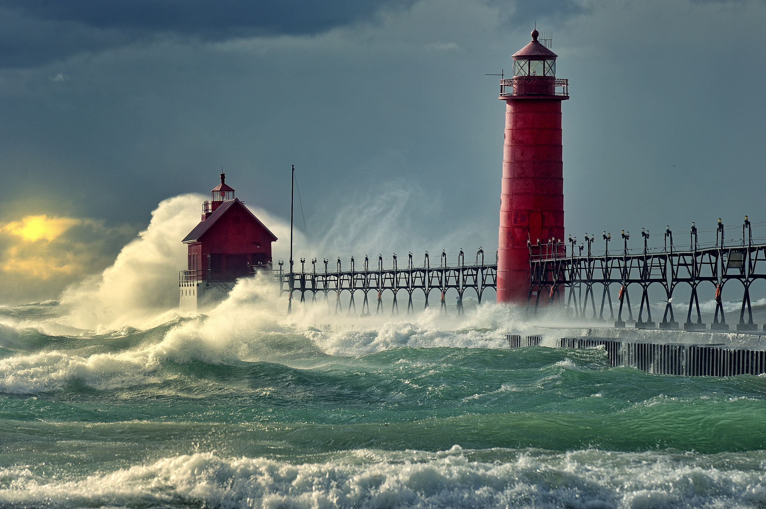 Lighthouse Michigan Ocean Sea Wave 2560x1700