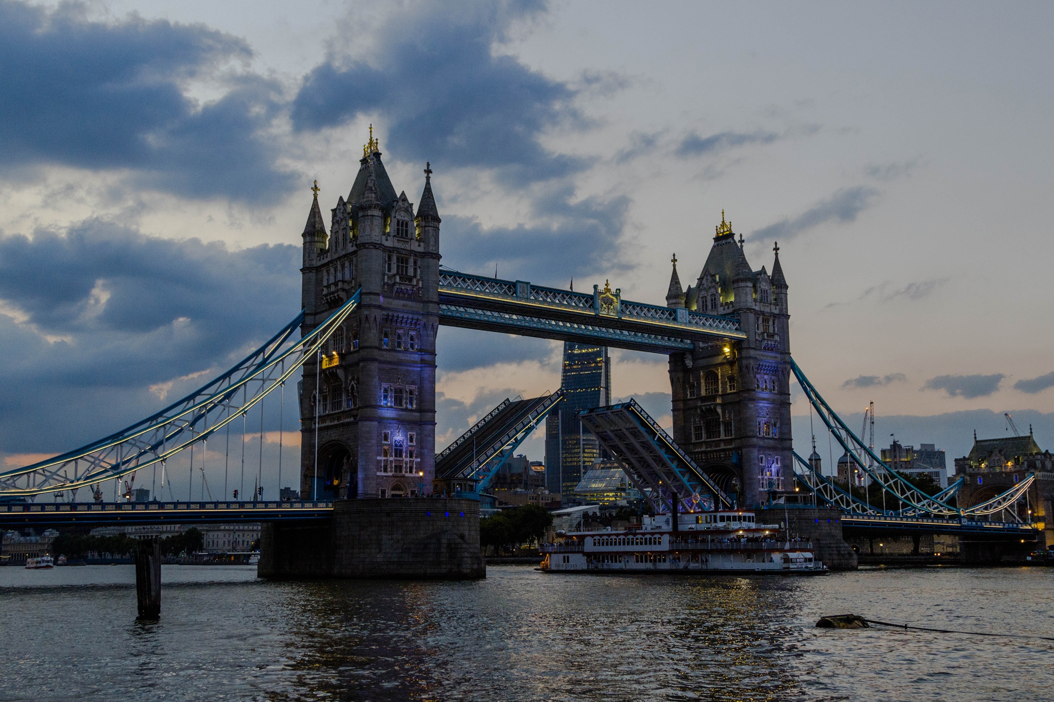 Boat Bridge London Tower Bridge 2048x1365
