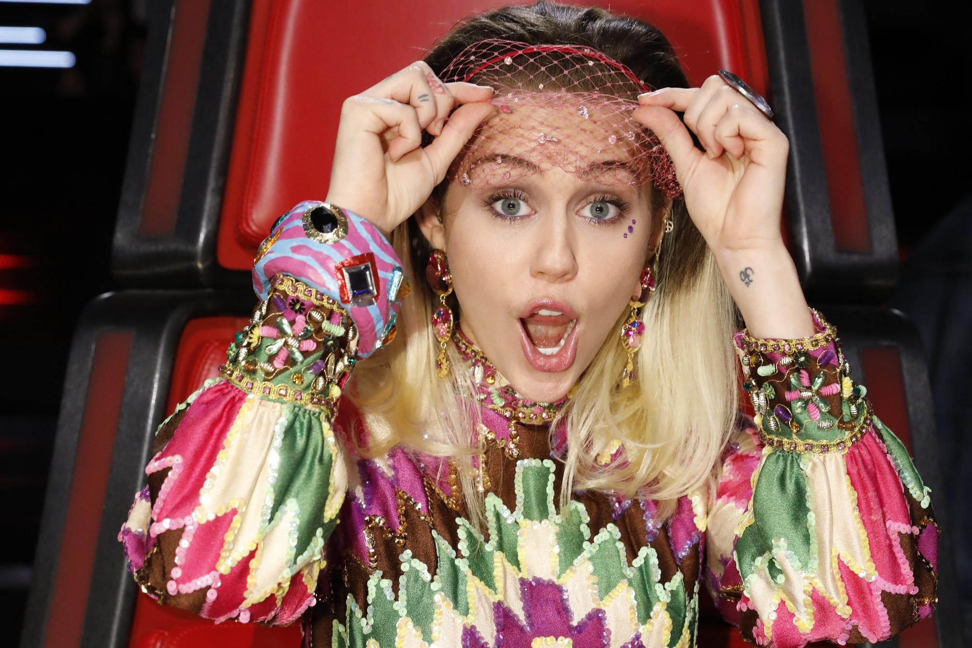 Girl Miley Cyrus Singer Woman 2000x1333