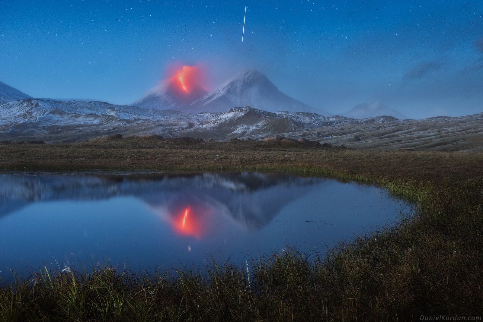 Nature Landscape Mountains Daniel Kordan Volcano Meteors Long Exposure Russia Kamchatka Reflection L 1600x1068