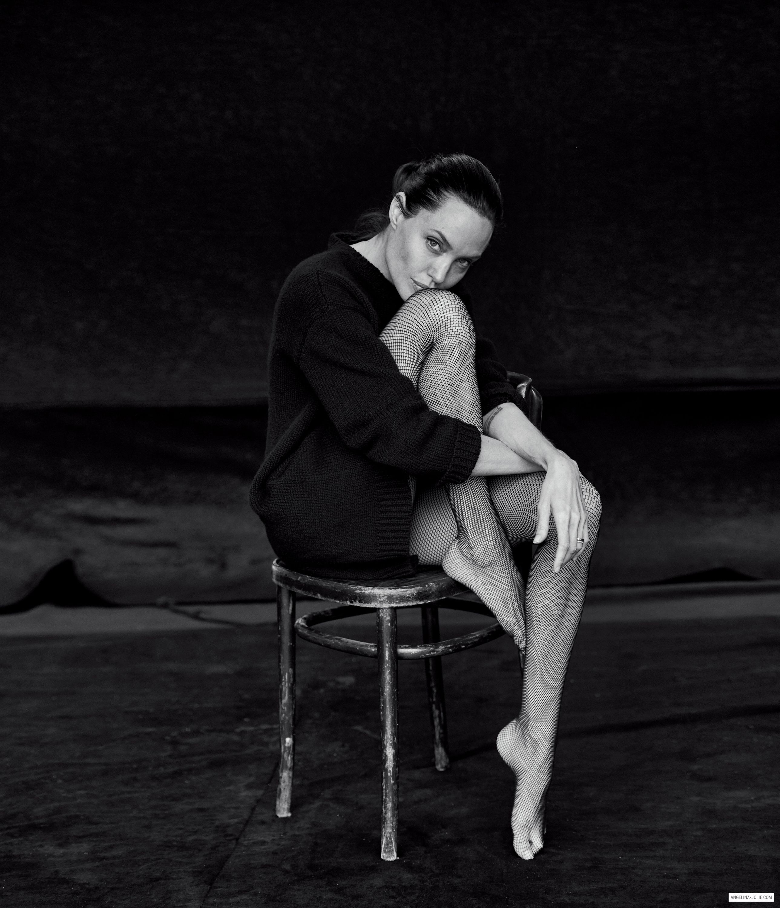 Angelina Jolie Legs Studio Indoors Women Indoors Looking At Viewer Actress Celebrity Feet Monochrome 2577x3000