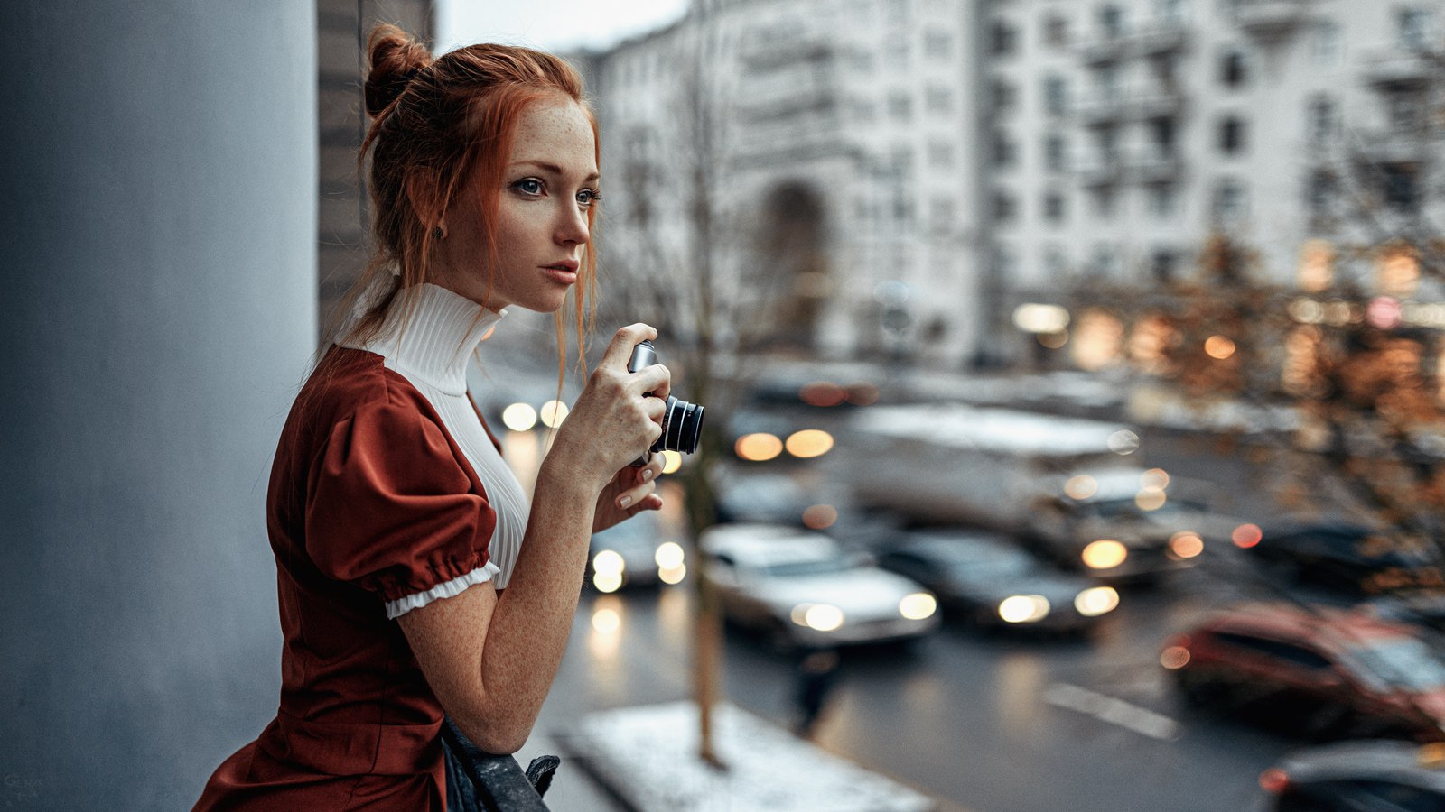 Camera Women Women Outdoors Outdoors Urban Street Car Vehicle Traffic Looking Into The Distance Redh 1600x900